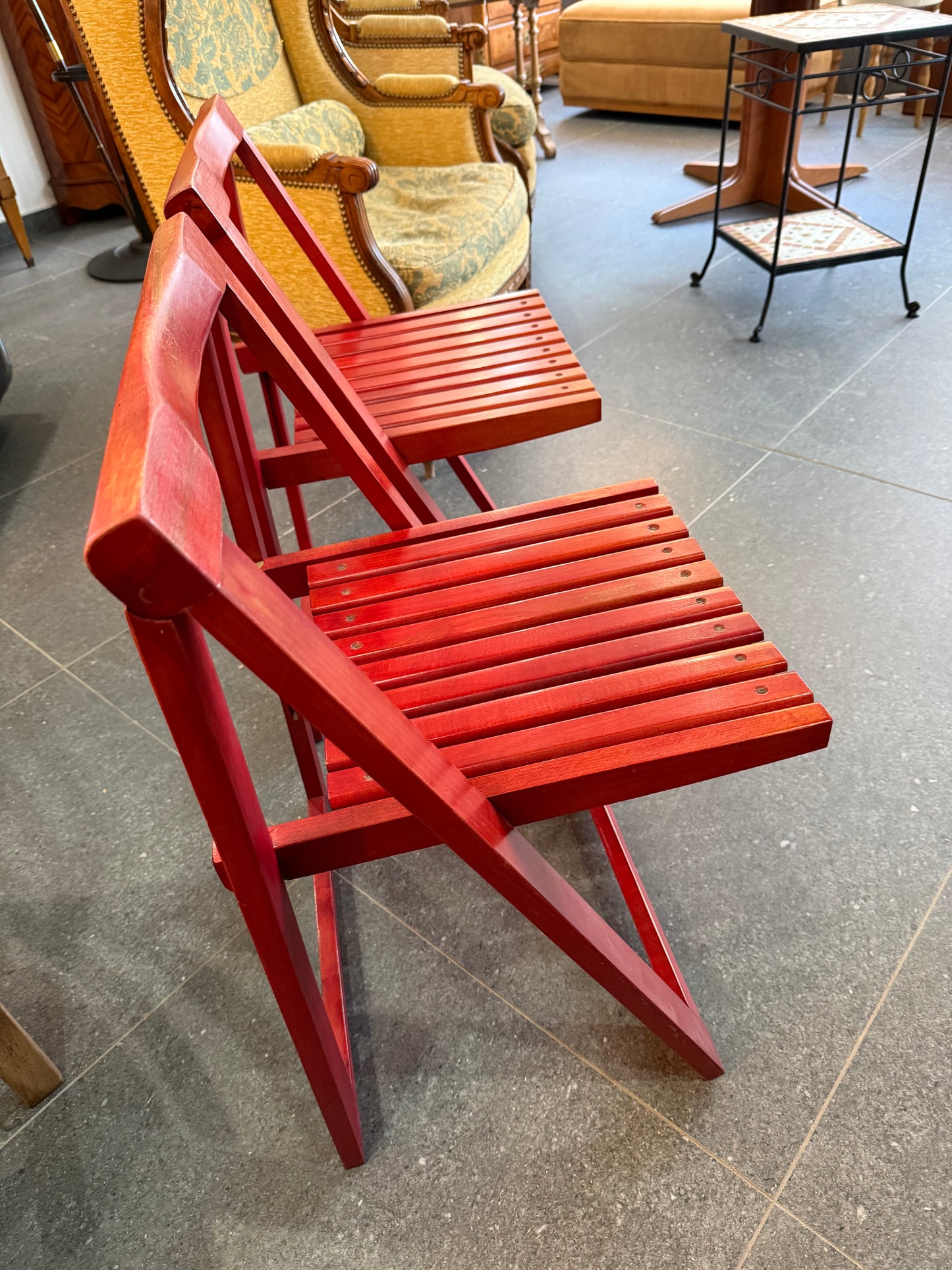 Lot de deux chaises pliantes en bois laqué rouge – Travail artisanal – Années 1980