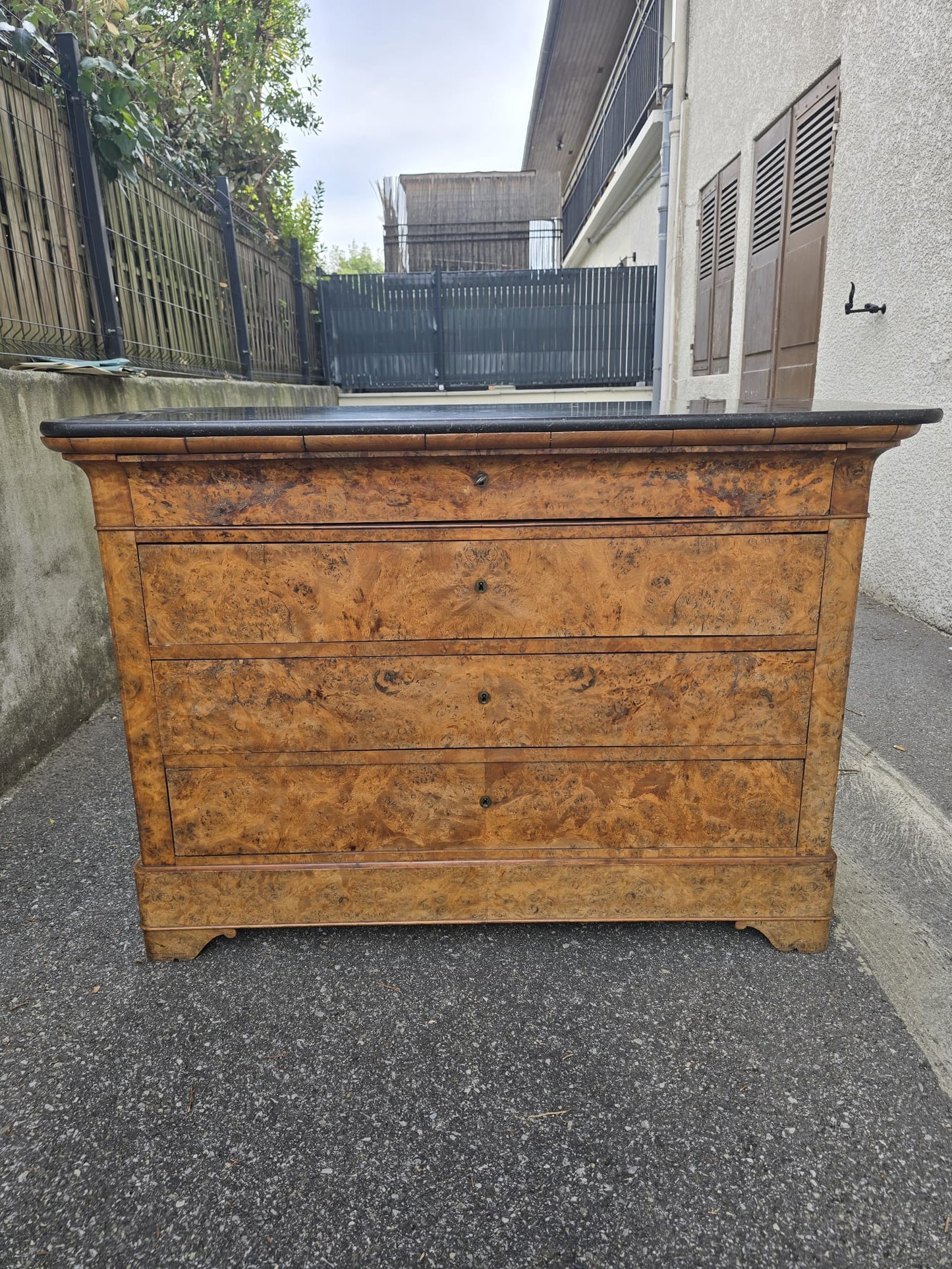 Commode d’époque Restauration en ronce de noyer et marbre noir – XIXᵉ siècle