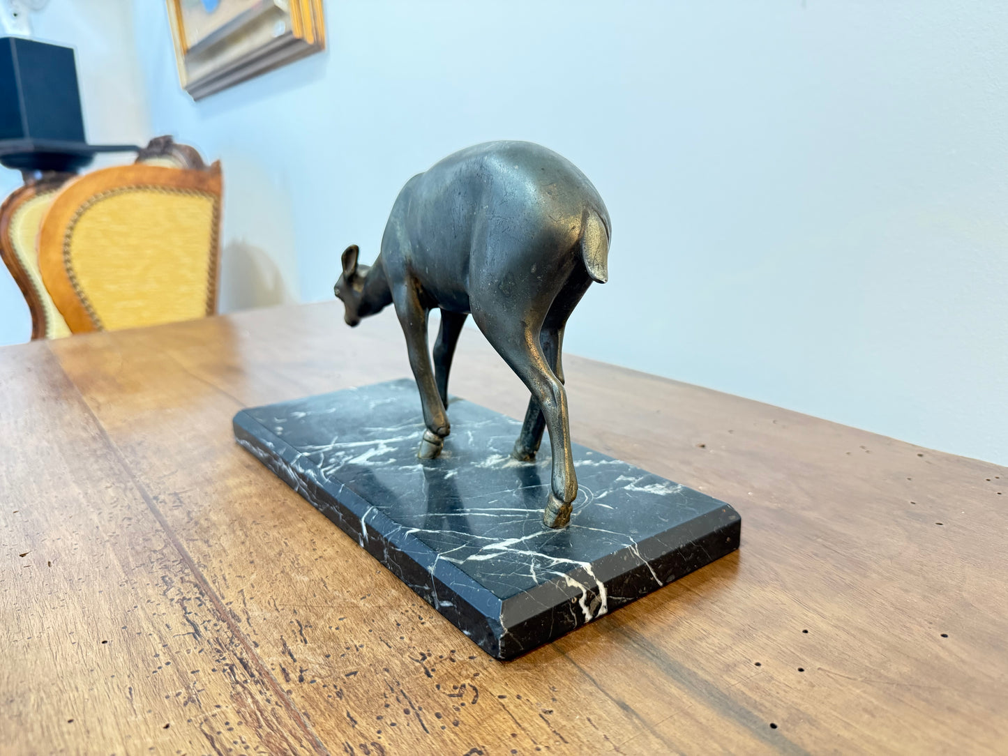 Statue Art Déco en régule représentant un faon sur socle en marbre noir
