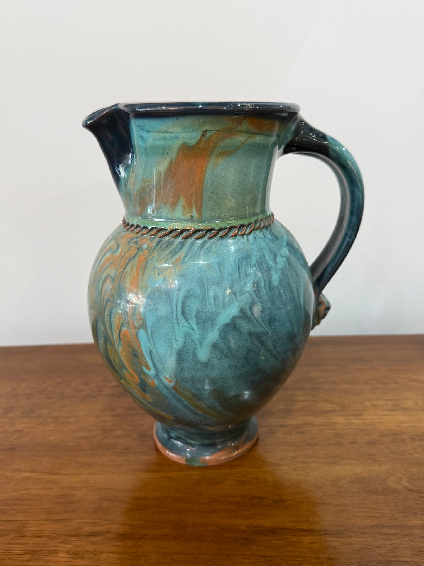 Pichet / Vase en céramique flammée signé – Décor marbré bleu et ocre – H. 24 cm