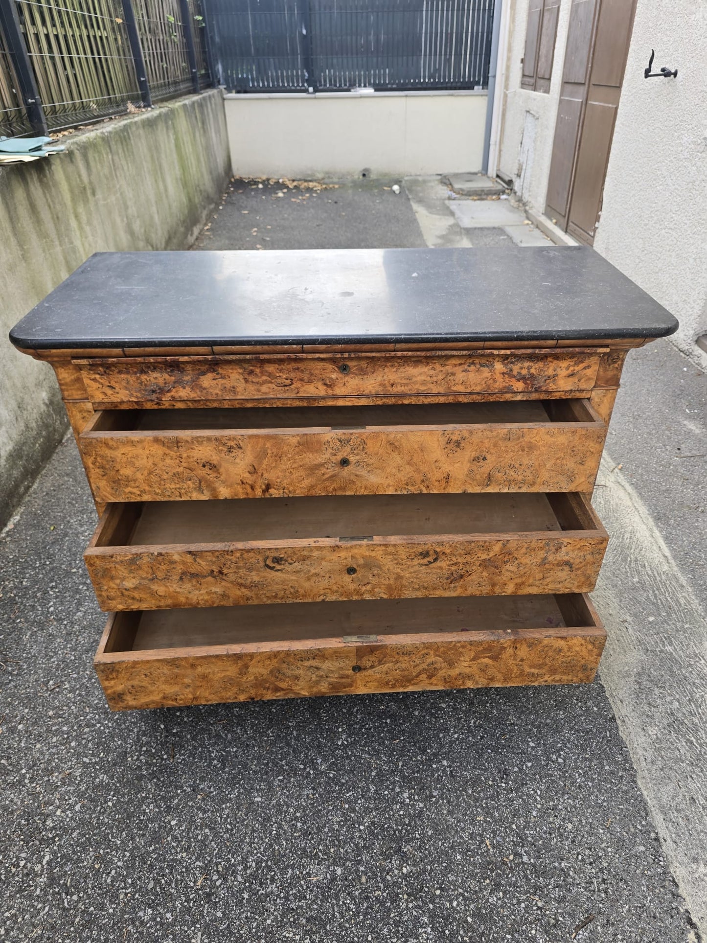 Commode d’époque Restauration en ronce de noyer et marbre noir – XIXᵉ siècle
