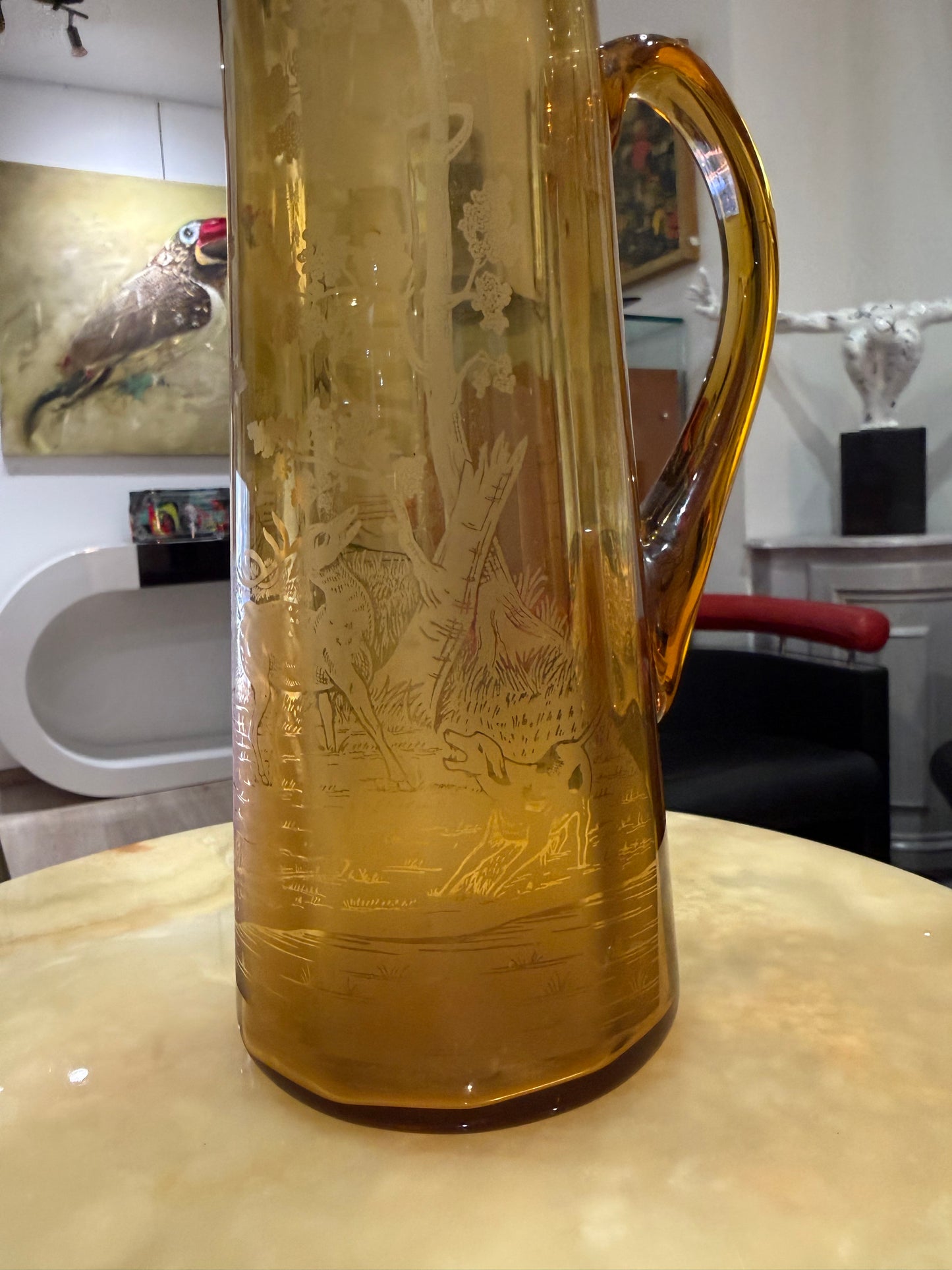 Pichet ancien en verre ambre gravé à décor de scène de chasse – vers 1930/1950