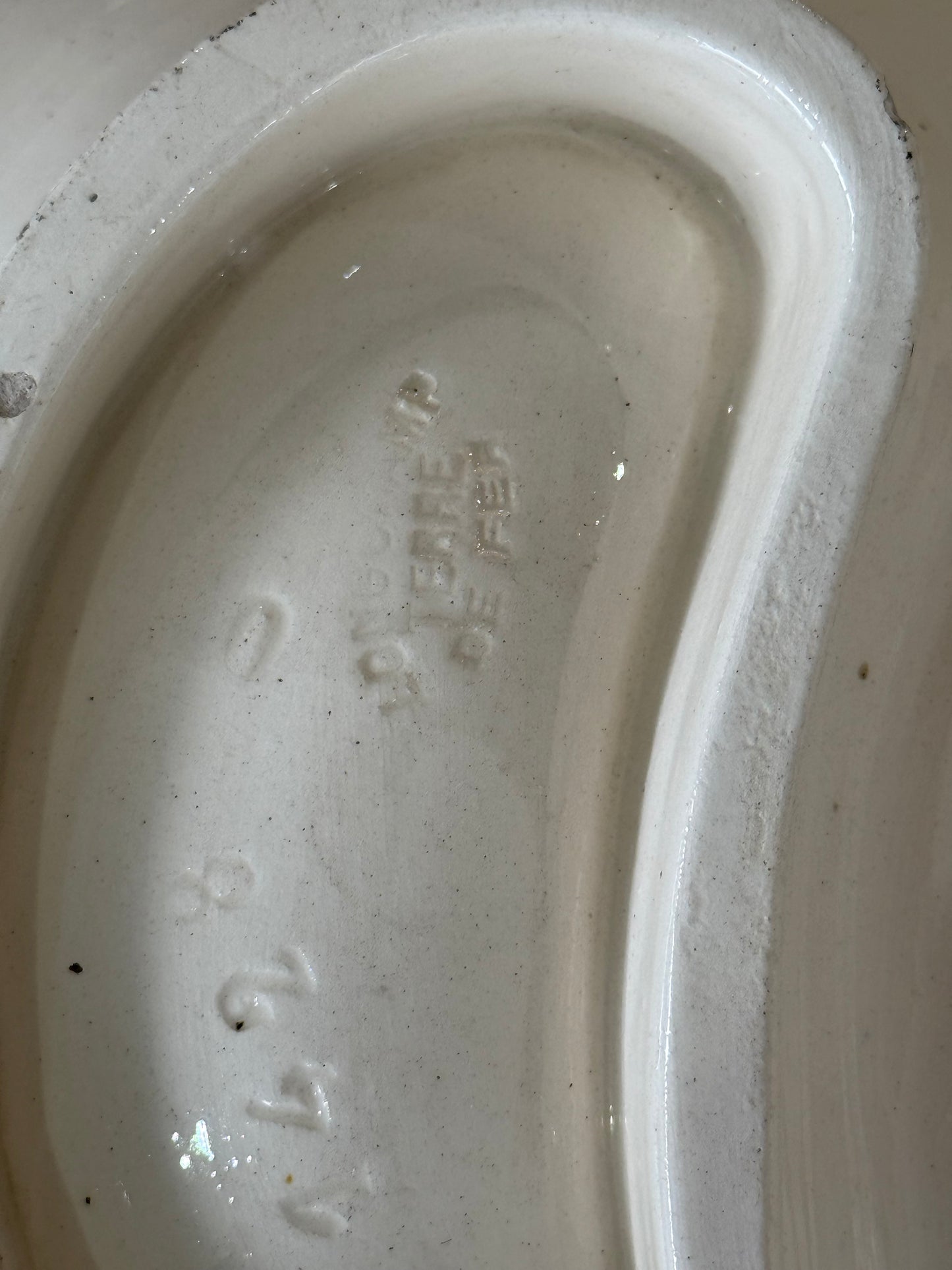 Plat ancien Longchamps Terre de Fer – Modèle 1428 – Décor floral & asperges en relief – 39 x 23 cm