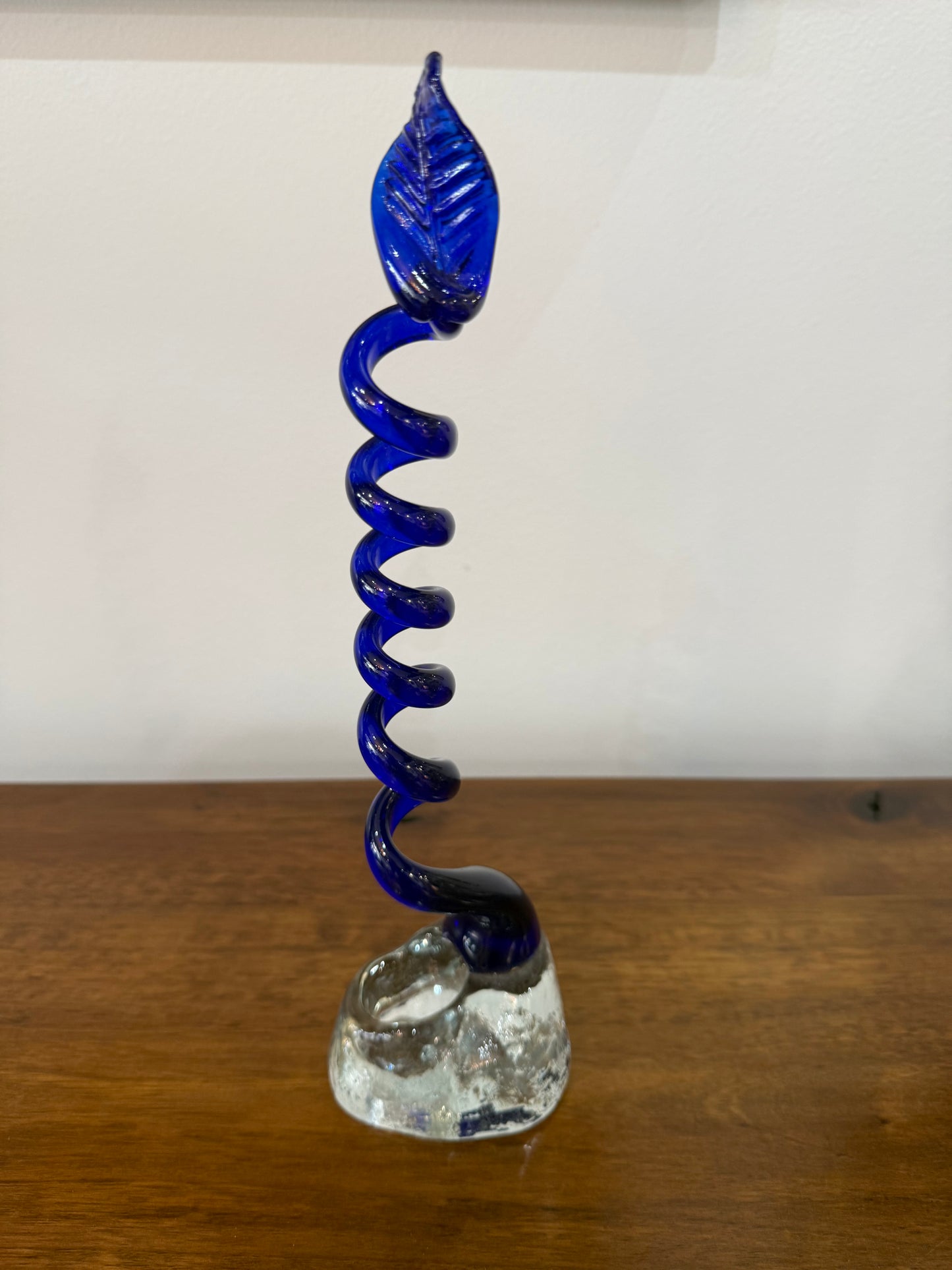 Sculpture / Soliflore en verre soufflé bleu cobalt signé – Travail artistique vintage – H. 32 cm