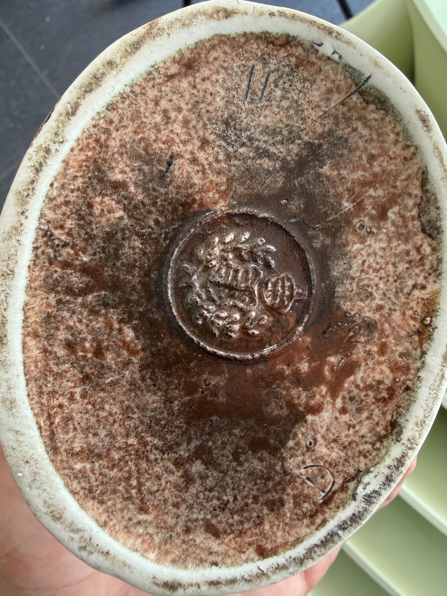 Vase / aiguière en céramique barbotine à décor angelot et fleurs en relief – Cachet sous base – H. 19 cm