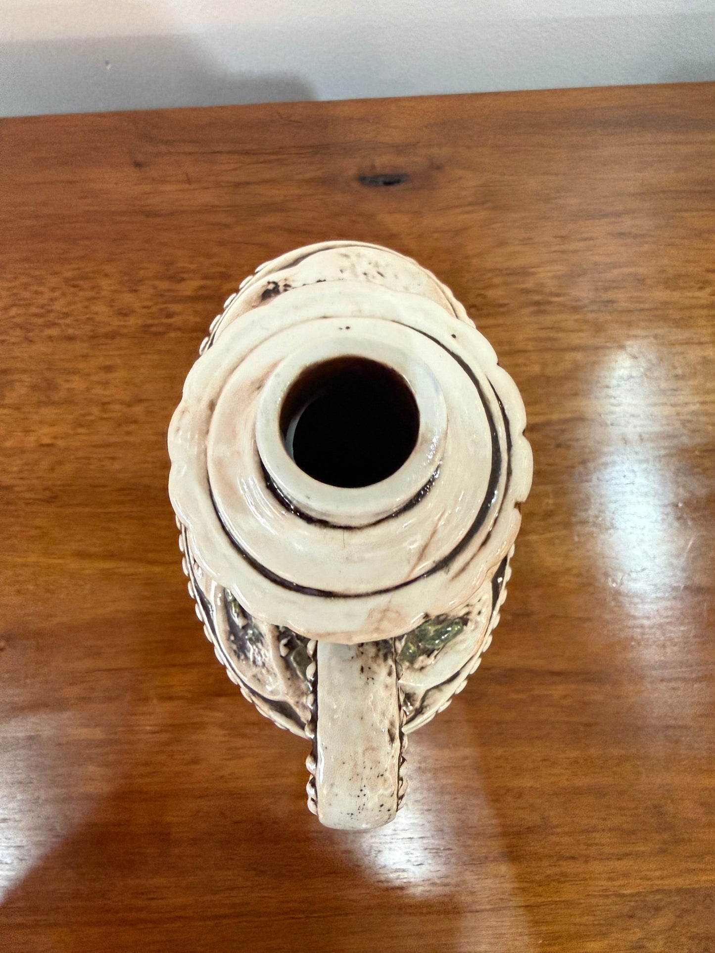 Vase / aiguière en céramique barbotine à décor angelot et fleurs en relief – Cachet sous base – H. 19 cm