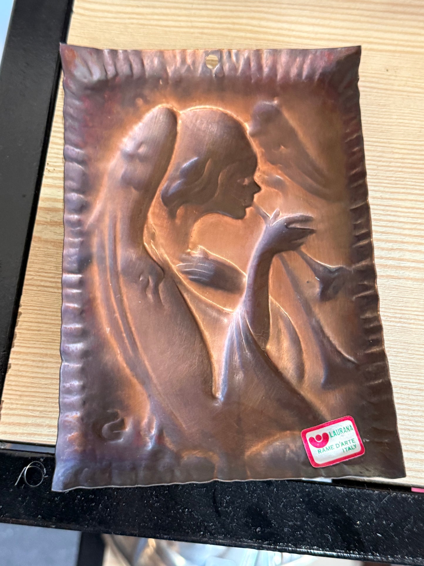 Plaque murale en cuivre repoussé – Laurana, Italie – Figure féminine Art Nouveau