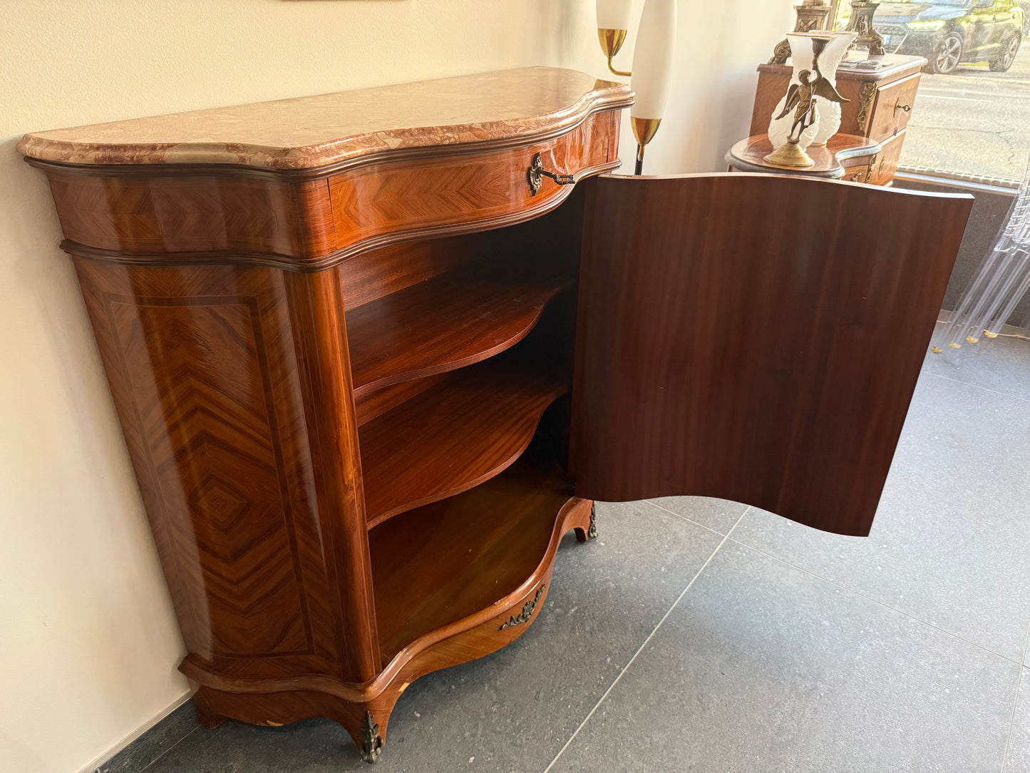 Meuble d’appui galbé en marqueterie florale – Style Louis XV, plateau marbre