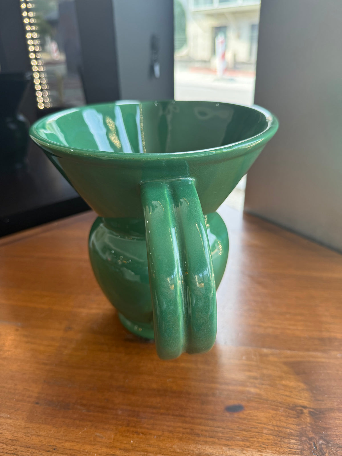 pichet / Pot à eau monumental en faïence émaillée verte – HB Quimper, période Art Déco