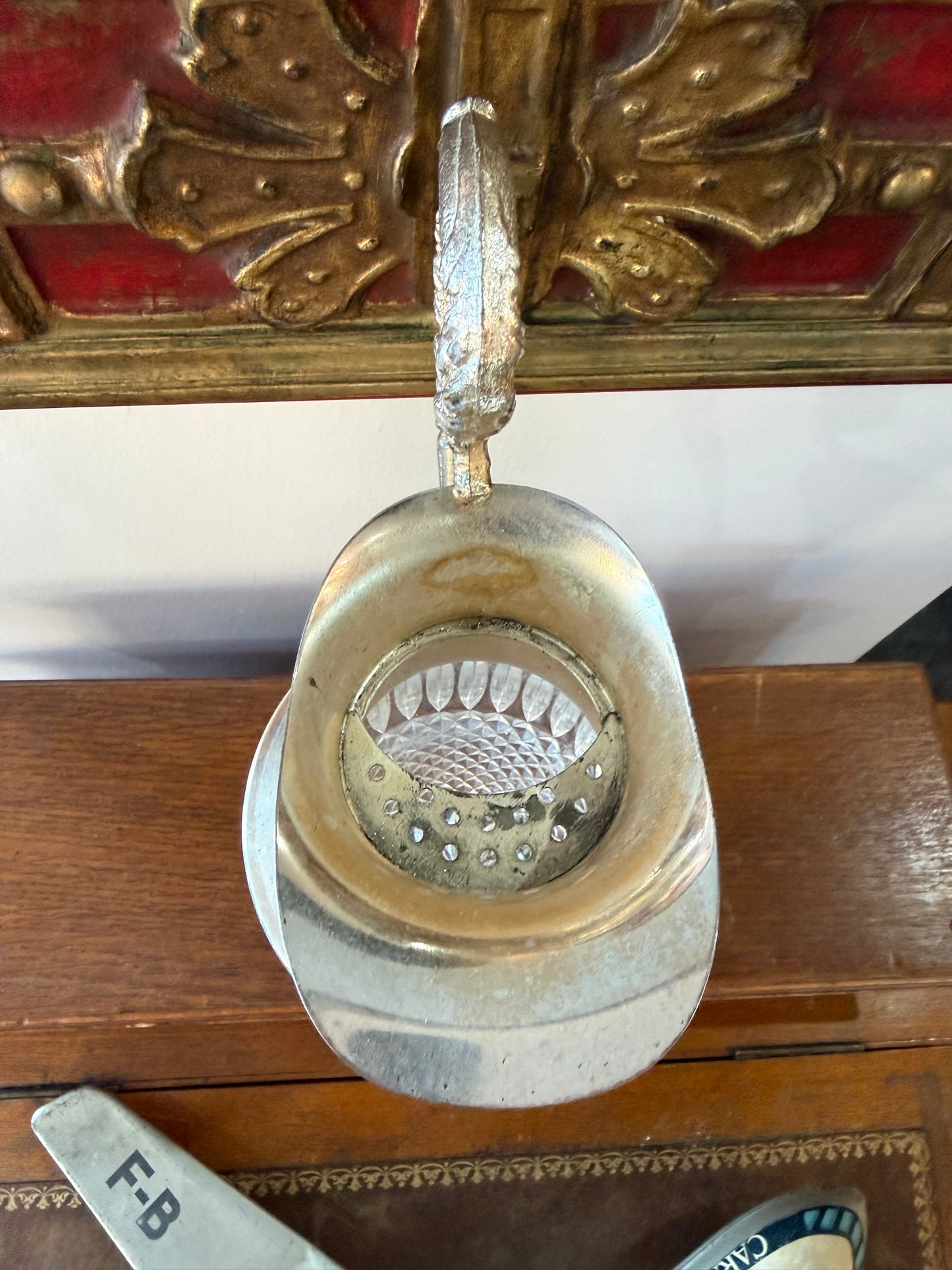 Aiguière en Cristal Taillé & Monture Métal Argenté – Travail Vintage