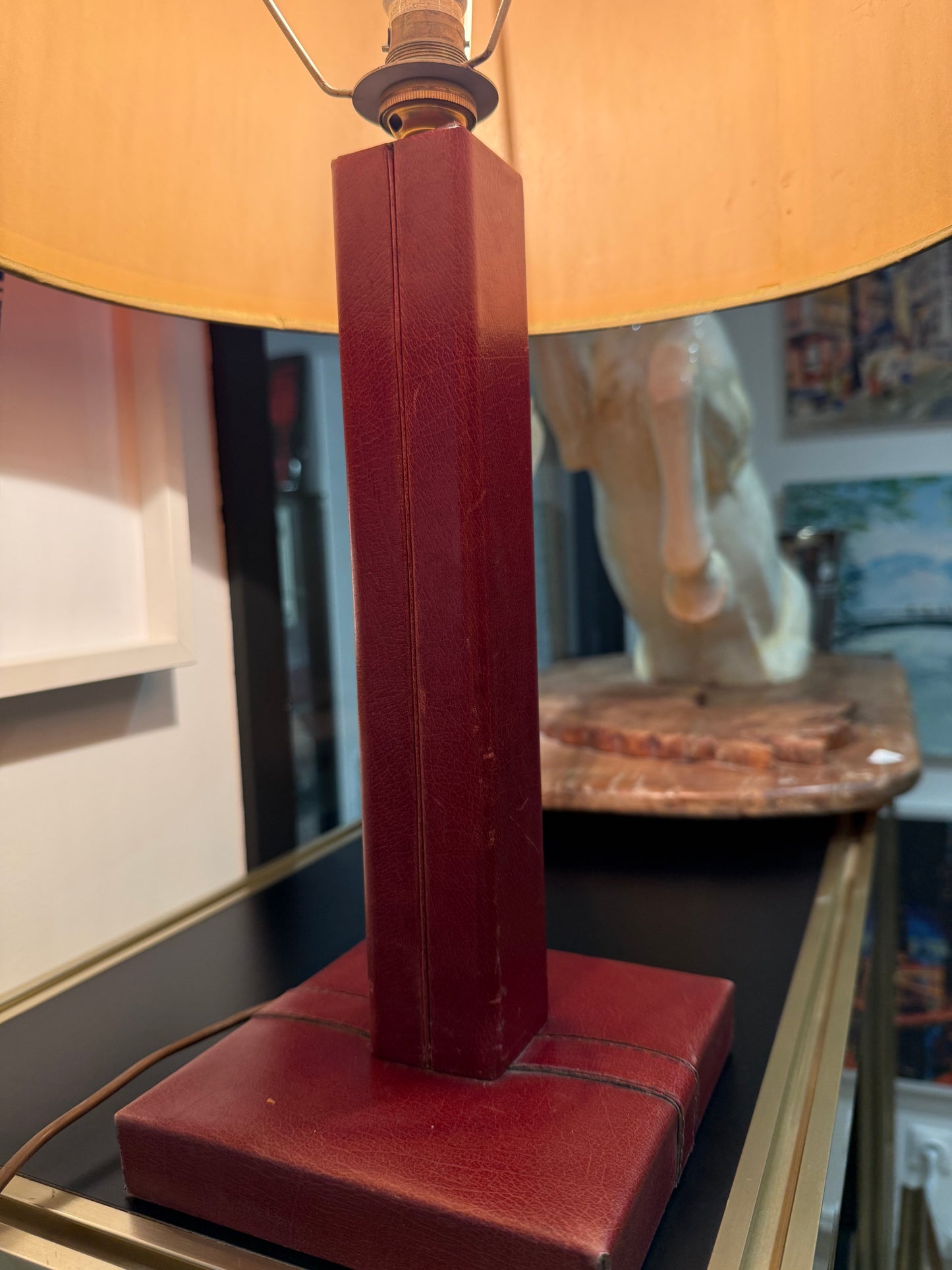 Lampe de table LE TANNEUR en cuir bordeaux – Design français – 65 cm