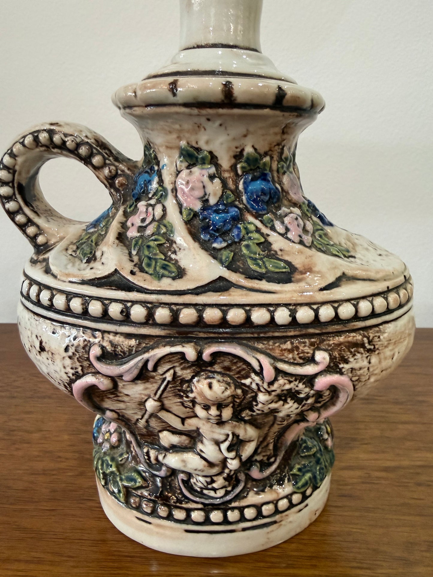 Vase / aiguière en céramique barbotine à décor angelot et fleurs en relief – Cachet sous base – H. 19 cm