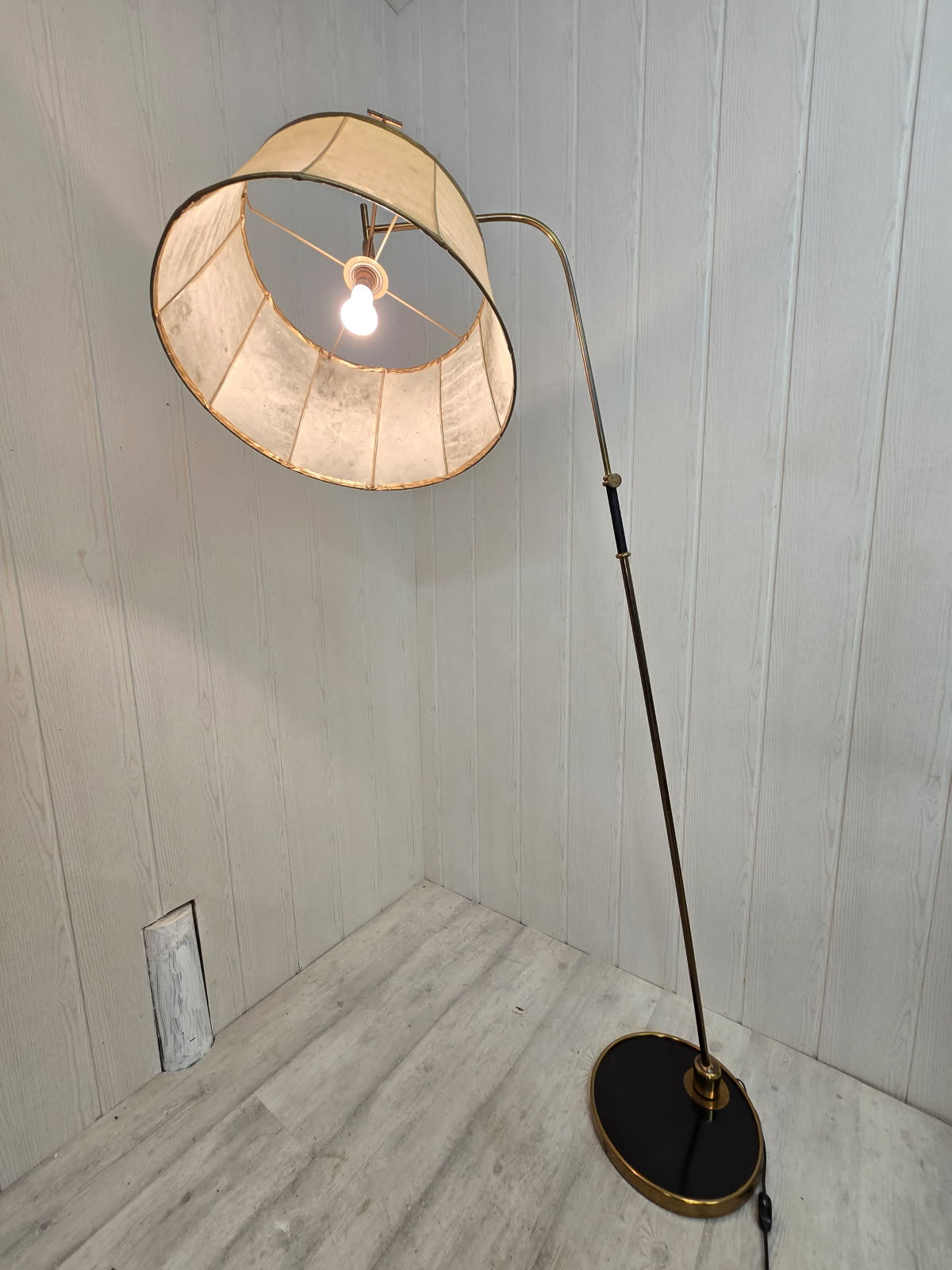 Lampadaire pendulaire Maison Lunel – Années 50 – Abat-jour en vessie de porc