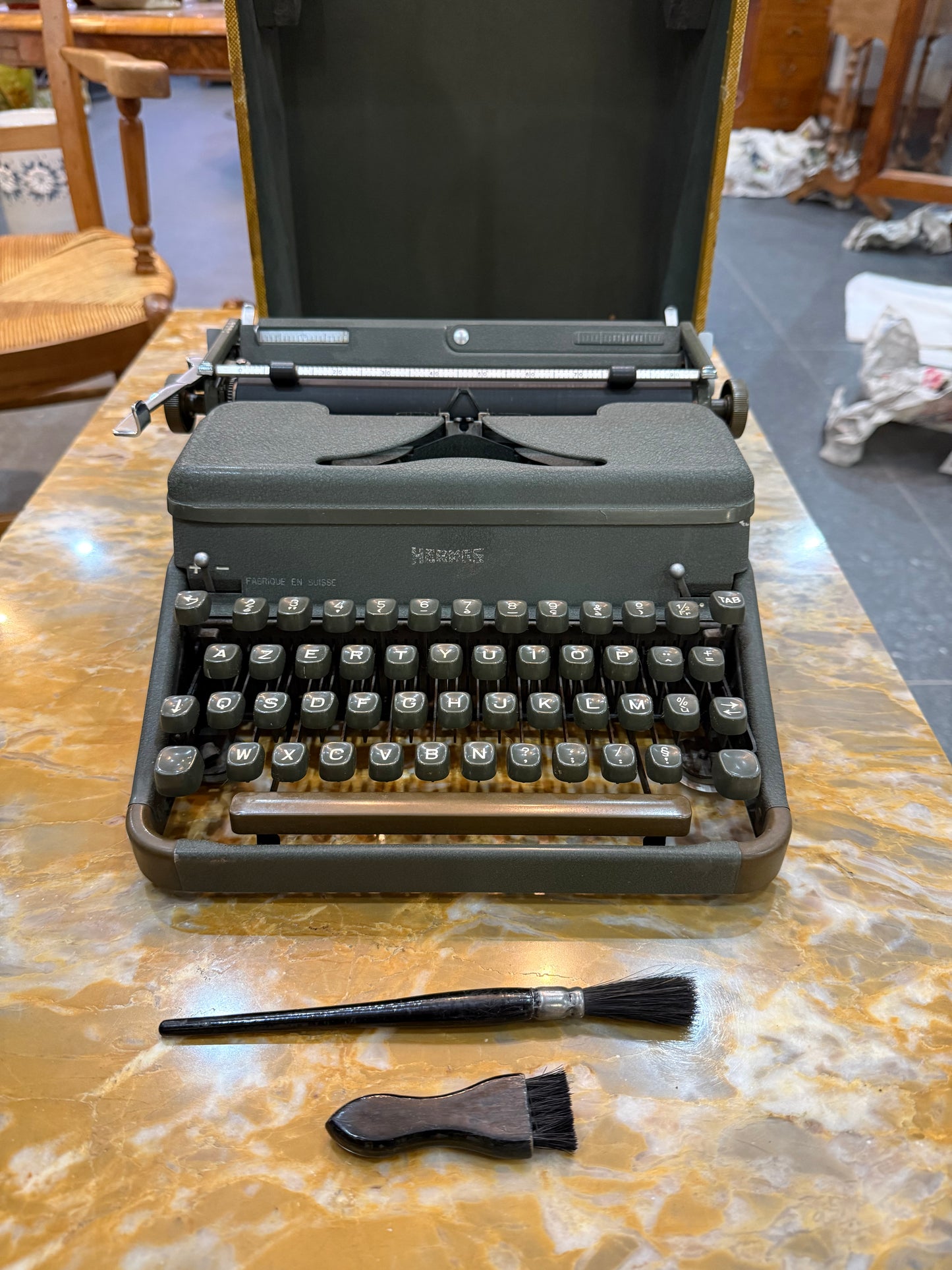 Machine à écrire vintage HERMES – Fabriquée en Suisse – Clavier AZERTY – Années 1950/1960