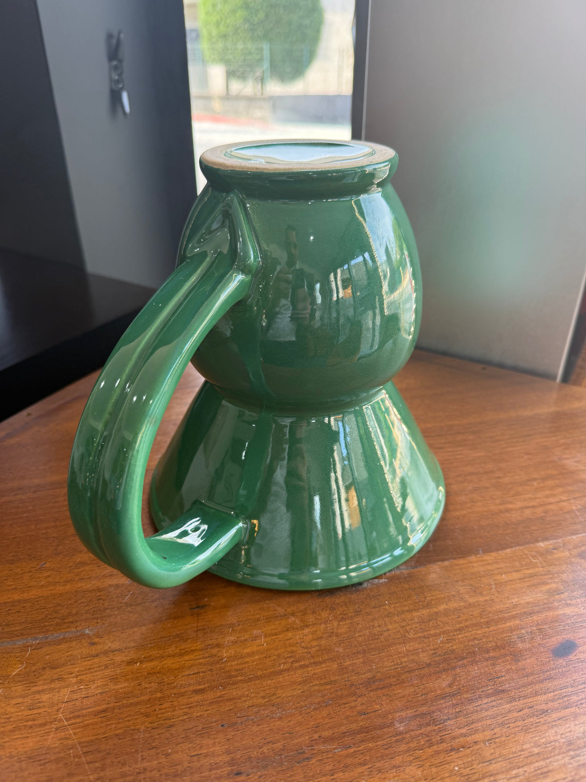 pichet / Pot à eau monumental en faïence émaillée verte – HB Quimper, période Art Déco