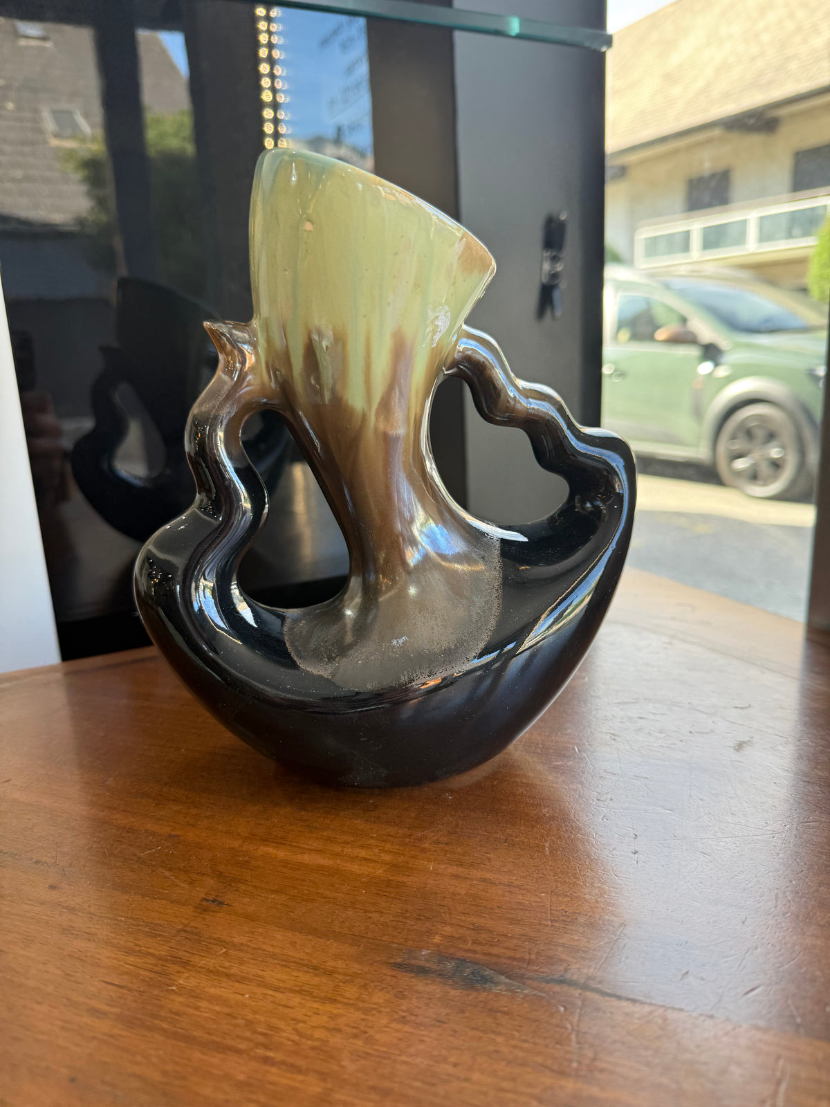 Vase sculpture céramique vintage à anses ajourées – Émail flammé vert & noir (c. 1950–1960, Numéroté 343)