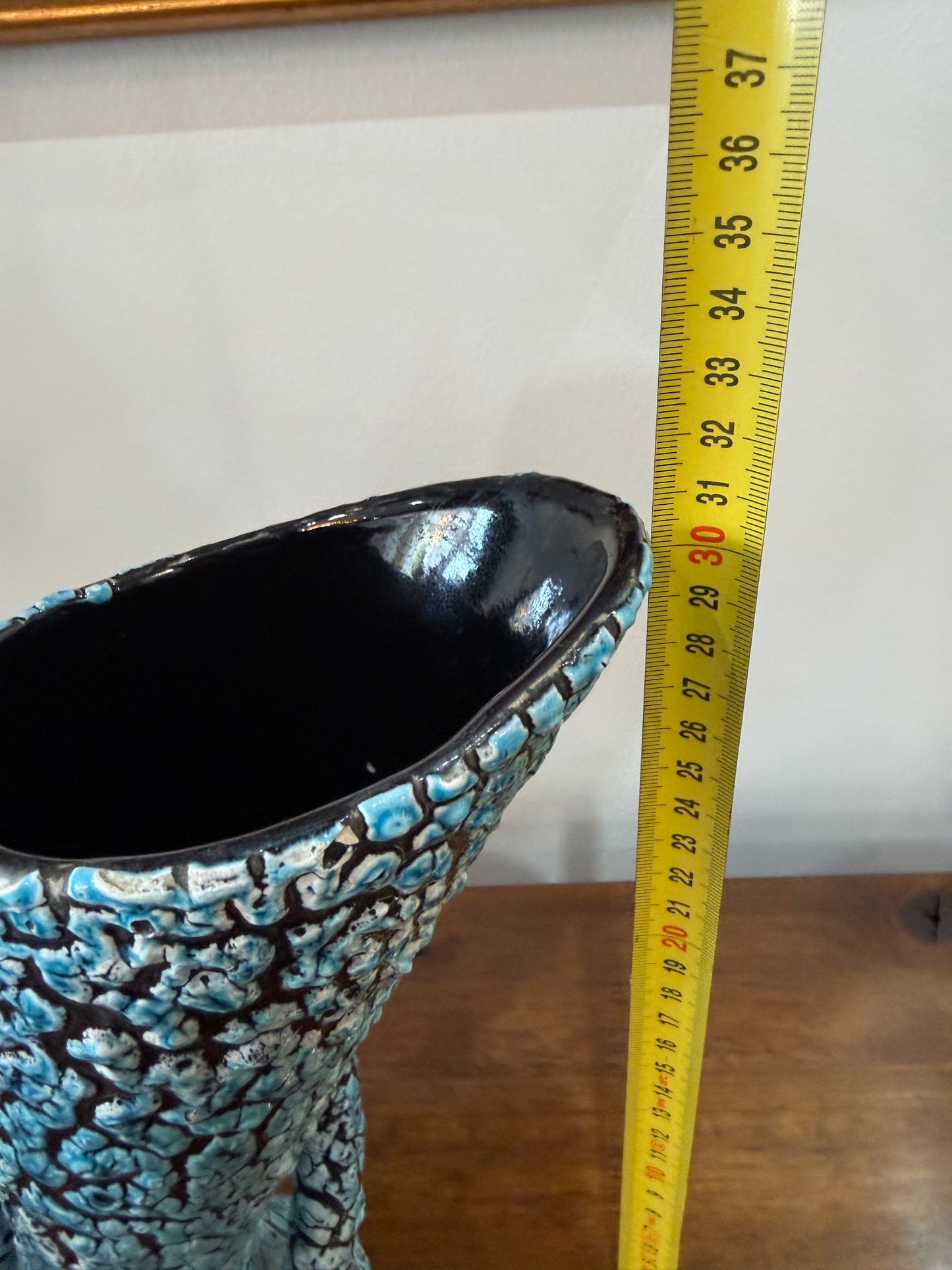 Grand vase sculptural céramique émaillée texturée bleu turquoise et noir – Double cornet – H. 31 cm