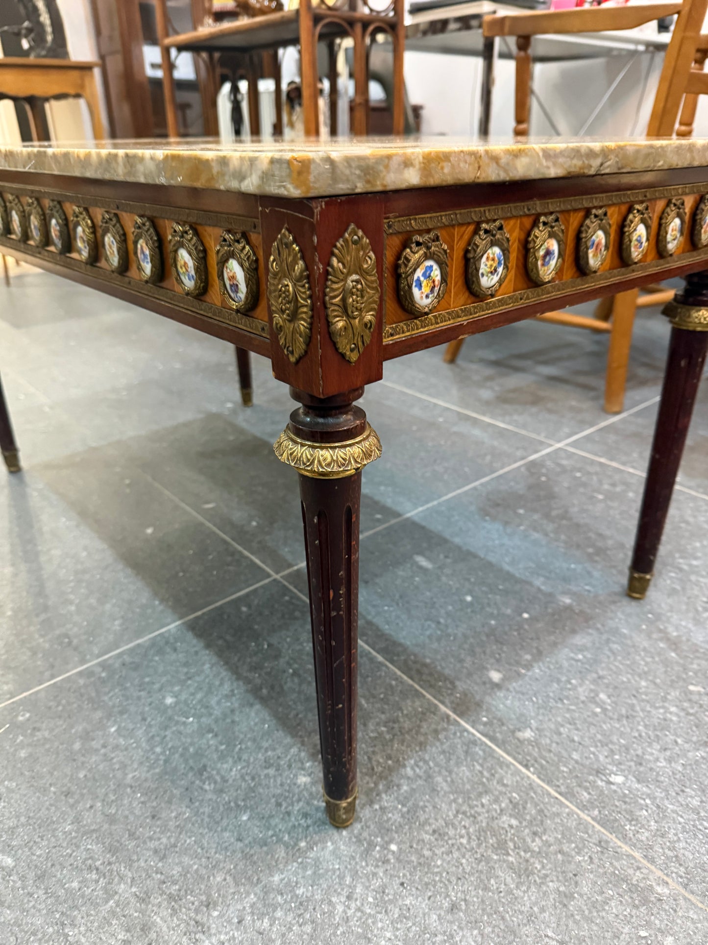 Table basse de style Louis XVI à dessus de marbre et médaillons en porcelaine - bronze