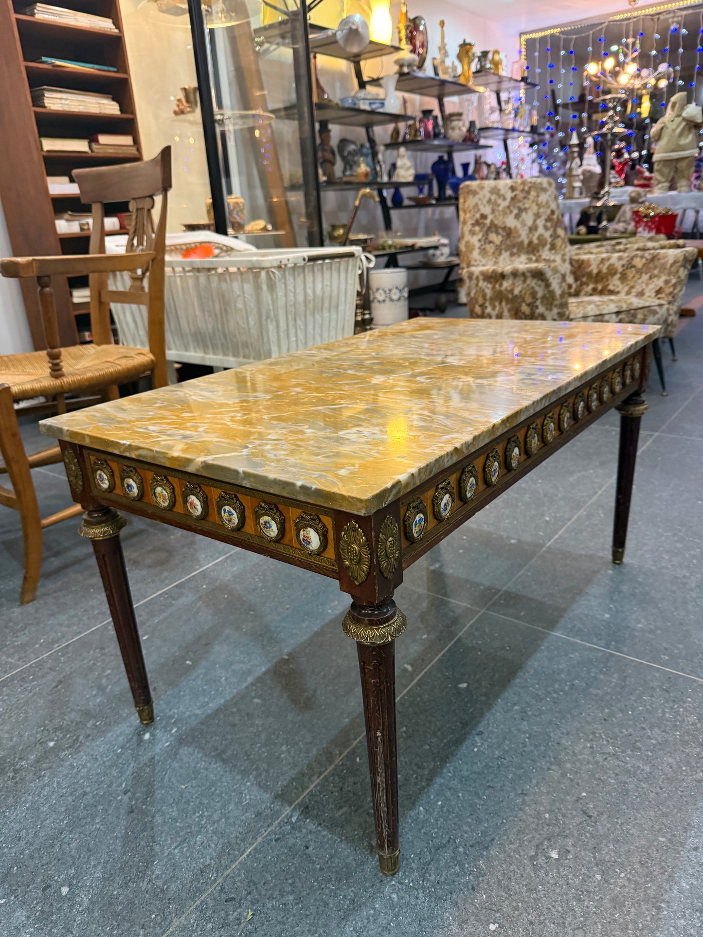 Table basse de style Louis XVI à dessus de marbre et médaillons en porcelaine - bronze