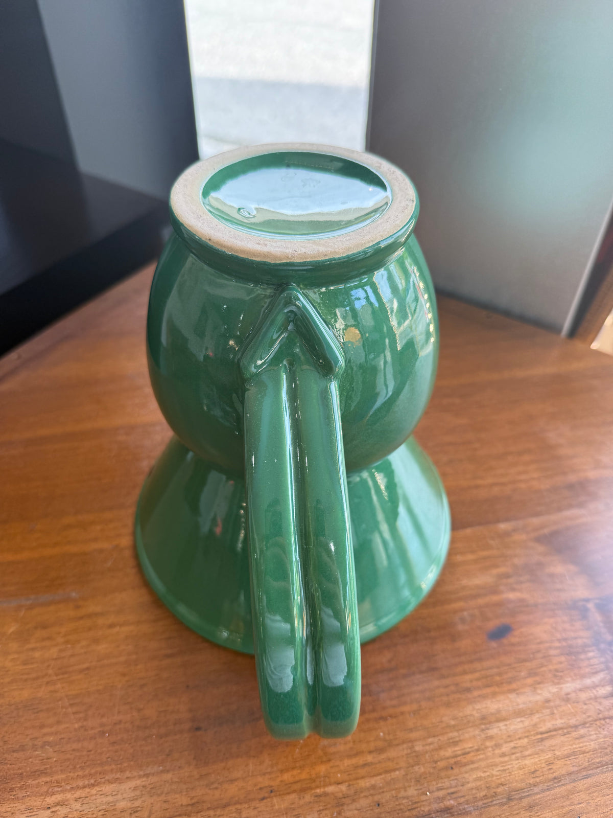 pichet / Pot à eau monumental en faïence émaillée verte – HB Quimper, période Art Déco