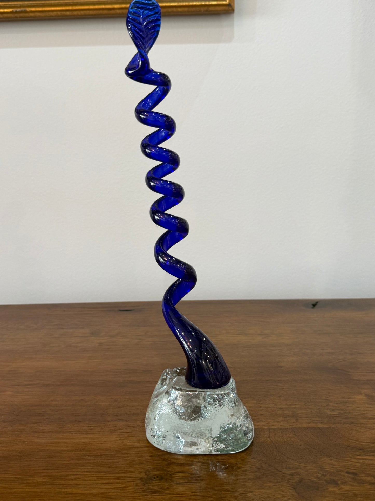 Sculpture / Soliflore en verre soufflé bleu cobalt signé – Travail artistique vintage – H. 32 cm