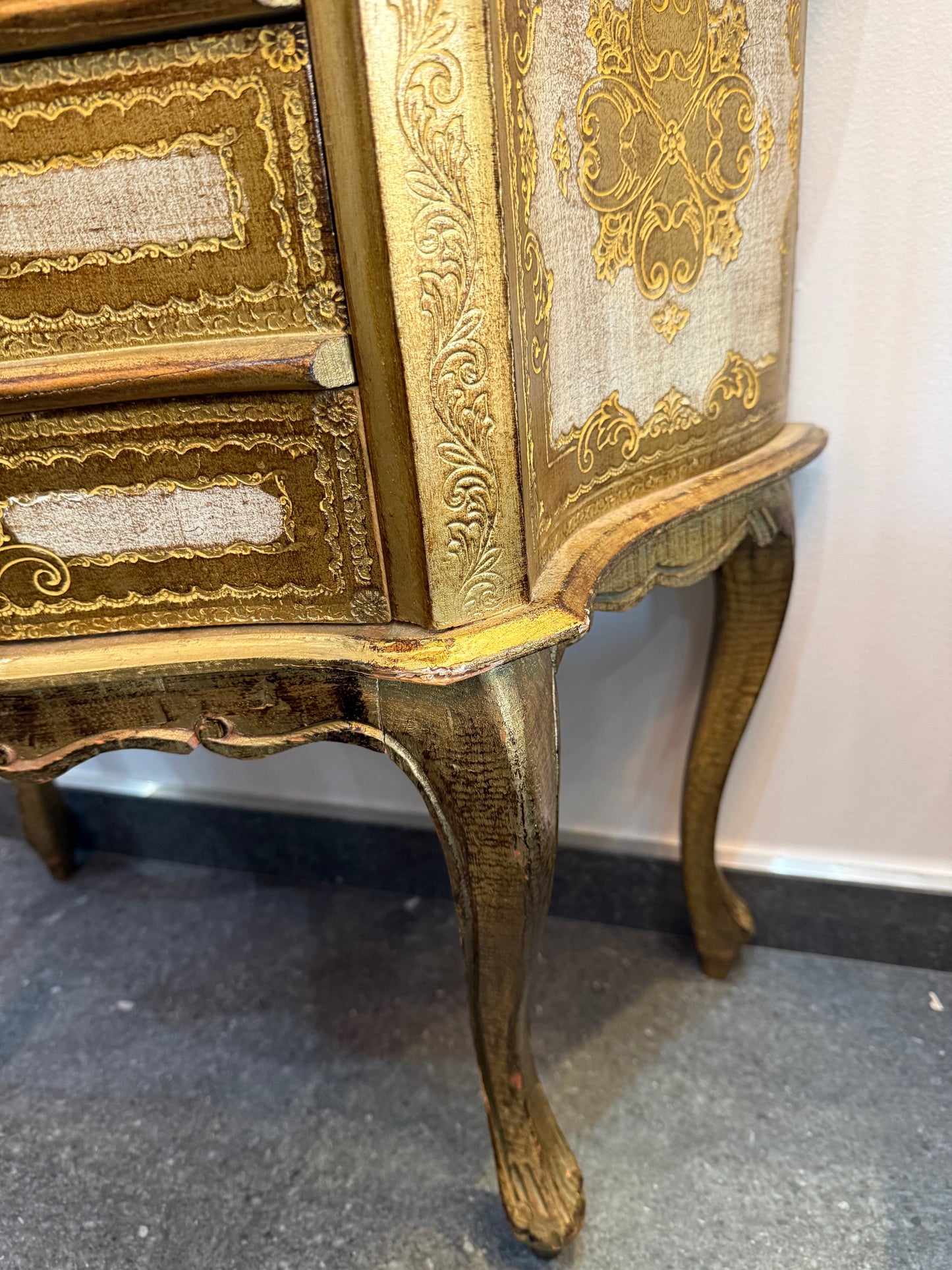 Petite commode galbée de style Louis XV en bois doré – 3 tiroirs