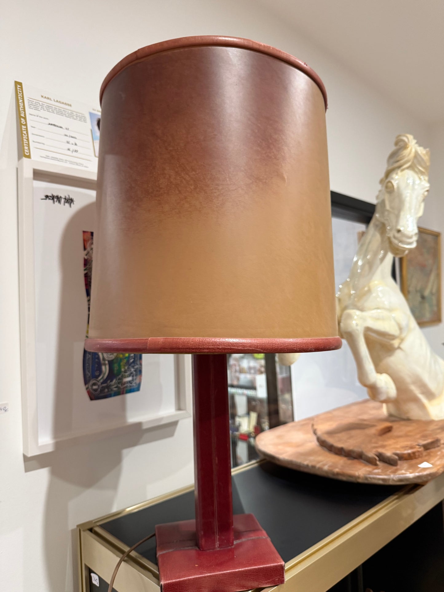 Lampe de table LE TANNEUR en cuir bordeaux – Design français – 65 cm
