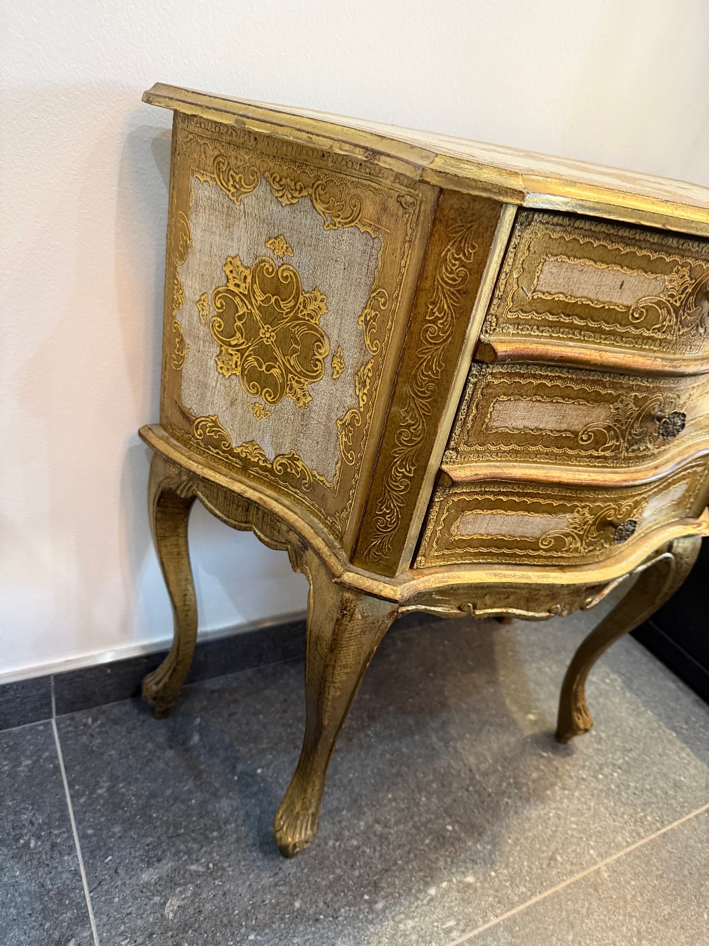 Petite commode galbée de style Louis XV en bois doré – 3 tiroirs