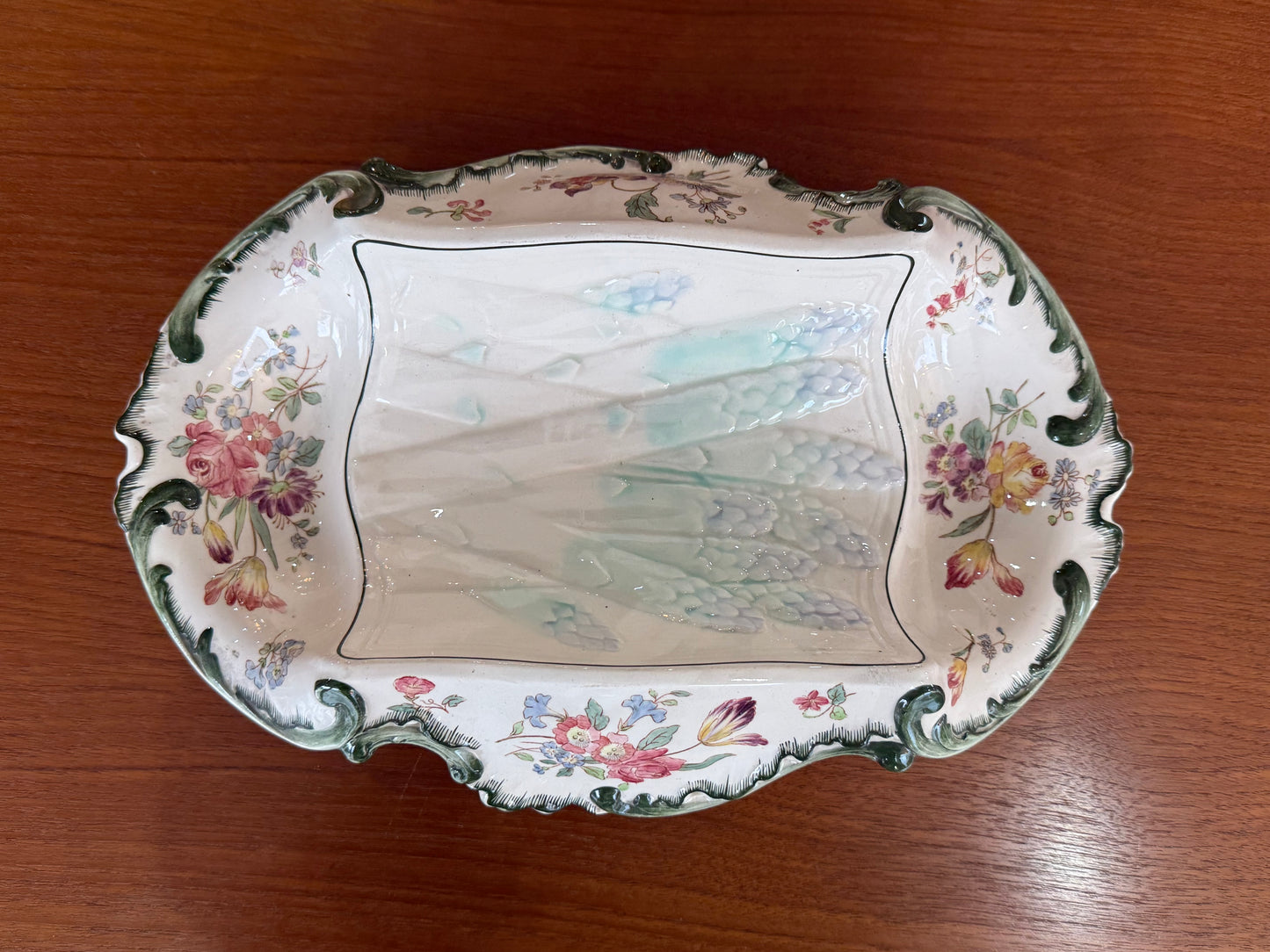 Plat ancien Longchamps Terre de Fer – Modèle 1428 – Décor floral & asperges en relief – 39 x 23 cm