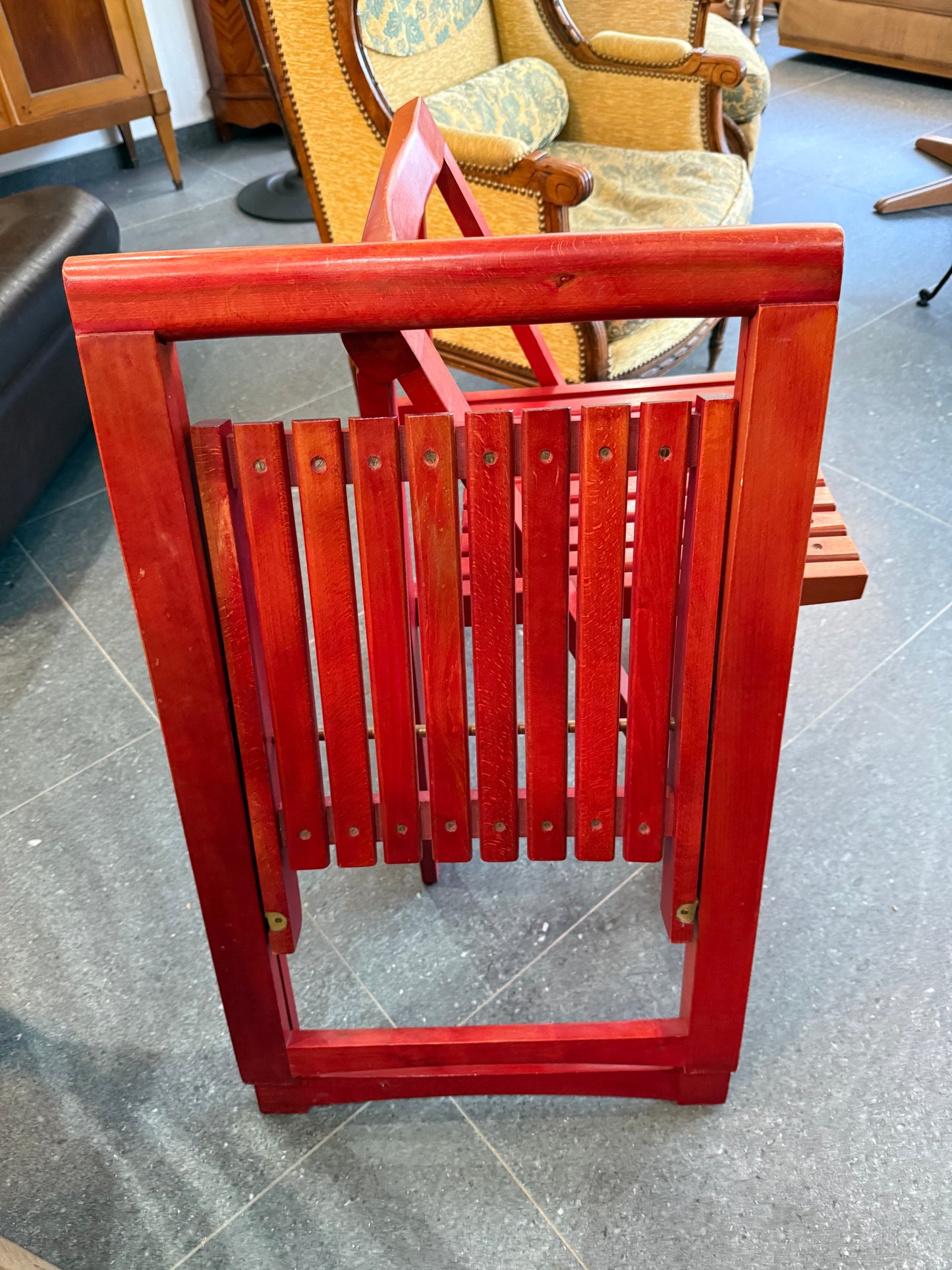 Lot de deux chaises pliantes en bois laqué rouge – Travail artisanal – Années 1980