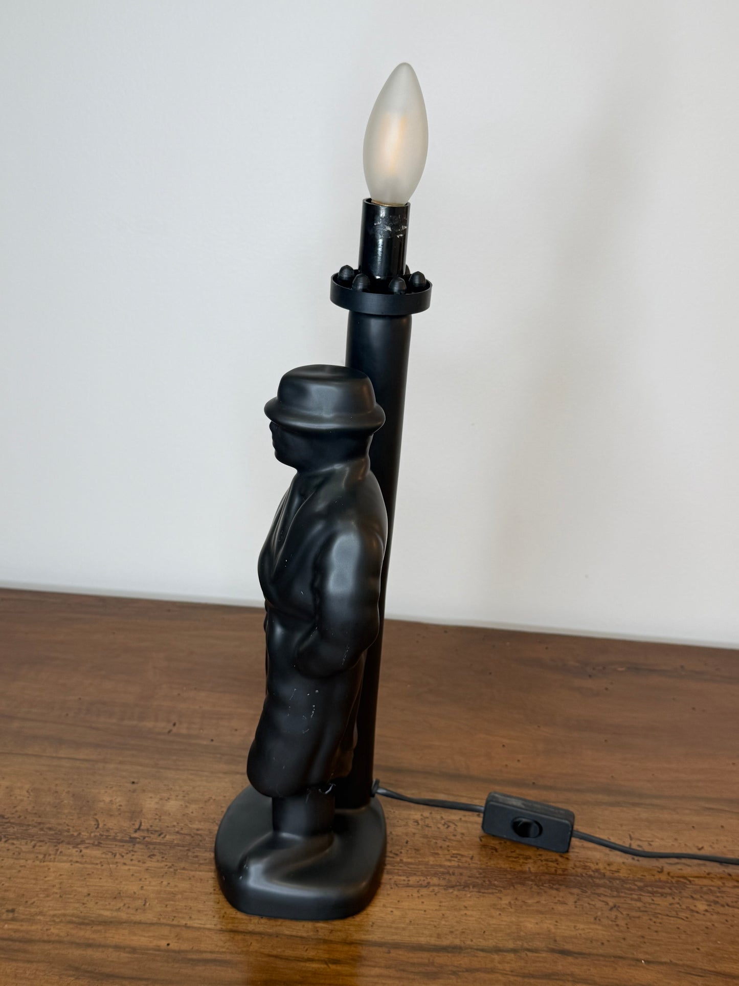 Lampe de table Art Déco en céramique noire – Personnage stylisé – 50 cm