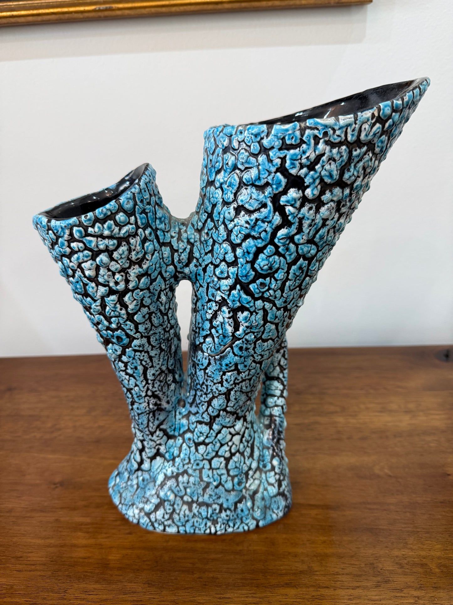 Grand vase sculptural céramique émaillée texturée bleu turquoise et noir – Double cornet – H. 31 cm