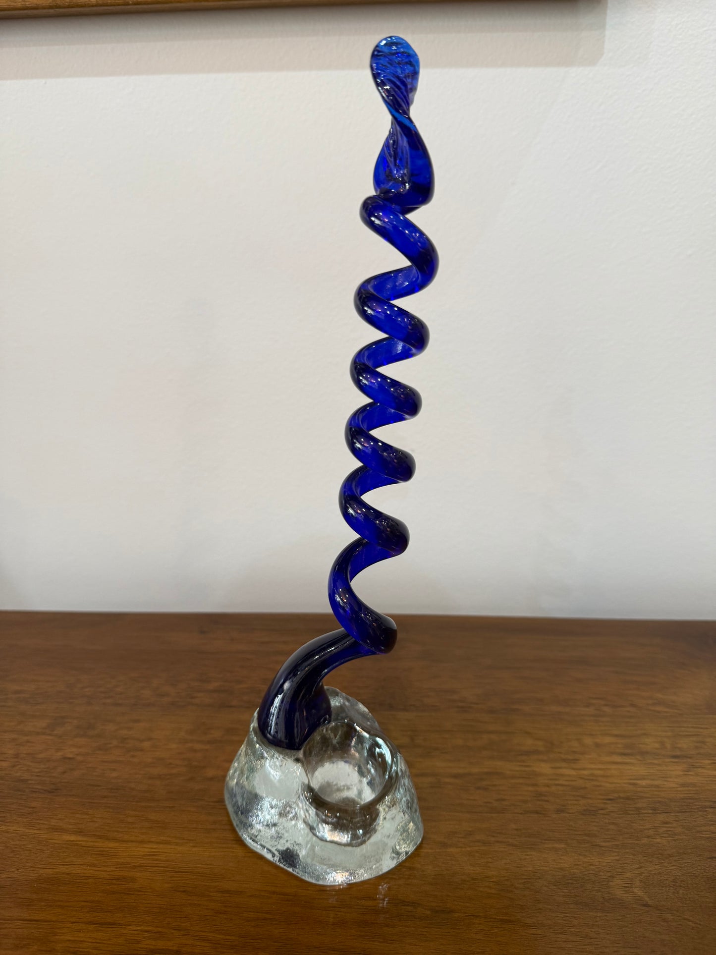 Sculpture / Soliflore en verre soufflé bleu cobalt signé – Travail artistique vintage – H. 32 cm