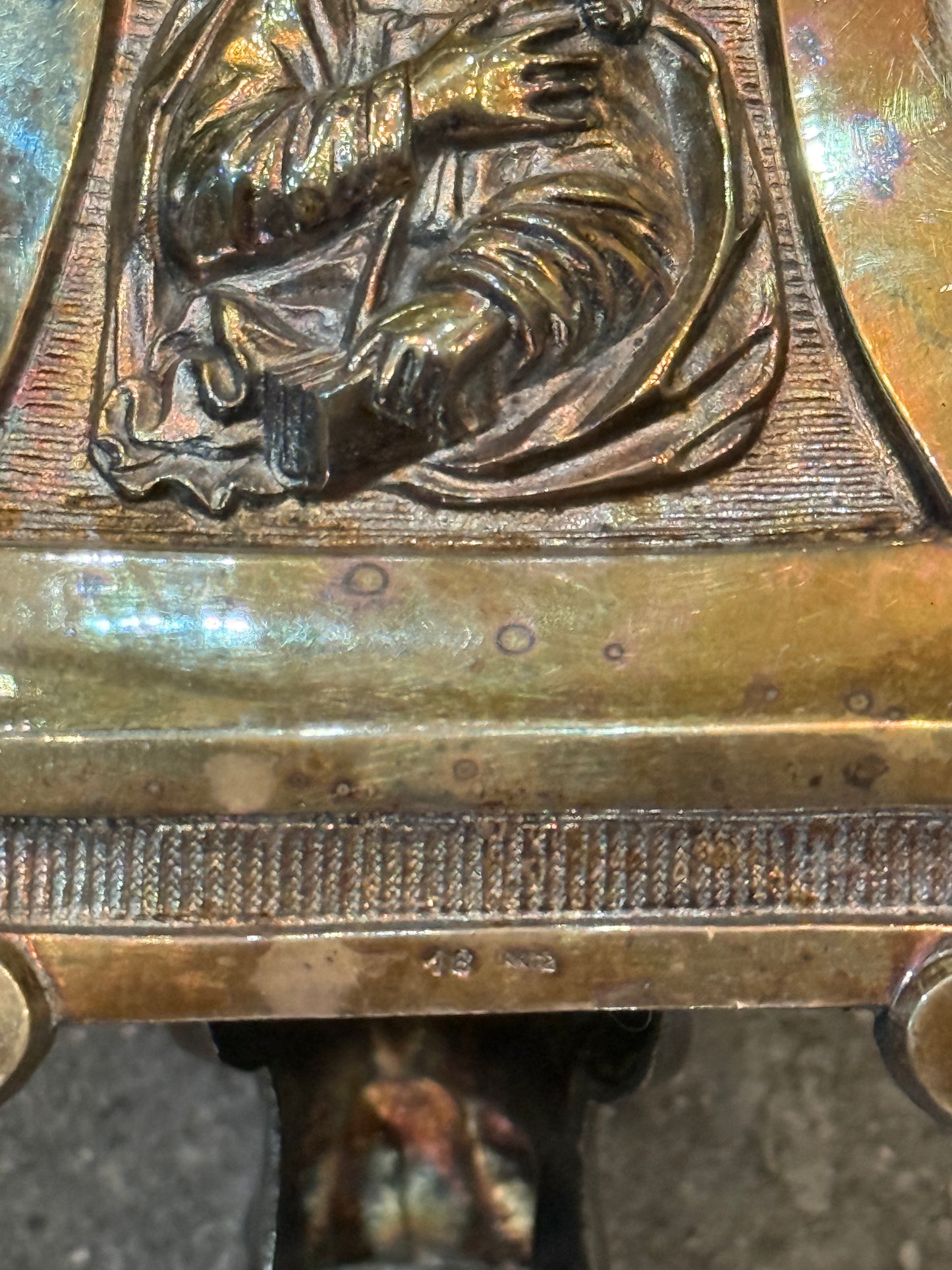Paire de grands bougeoirs en métal argenté – Style classique – XXe siècle