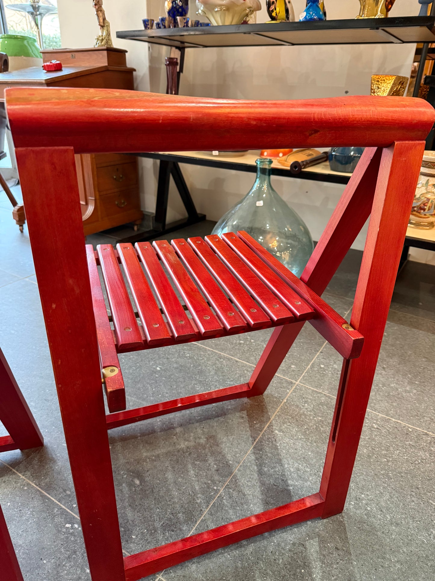 Lot de deux chaises pliantes en bois laqué rouge – Travail artisanal – Années 1980