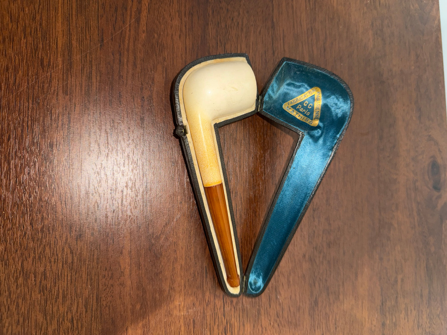Pipe en écume de mer dans son écrin d’origine estampillée “Fabrication Parisienne C.C. Paris”.