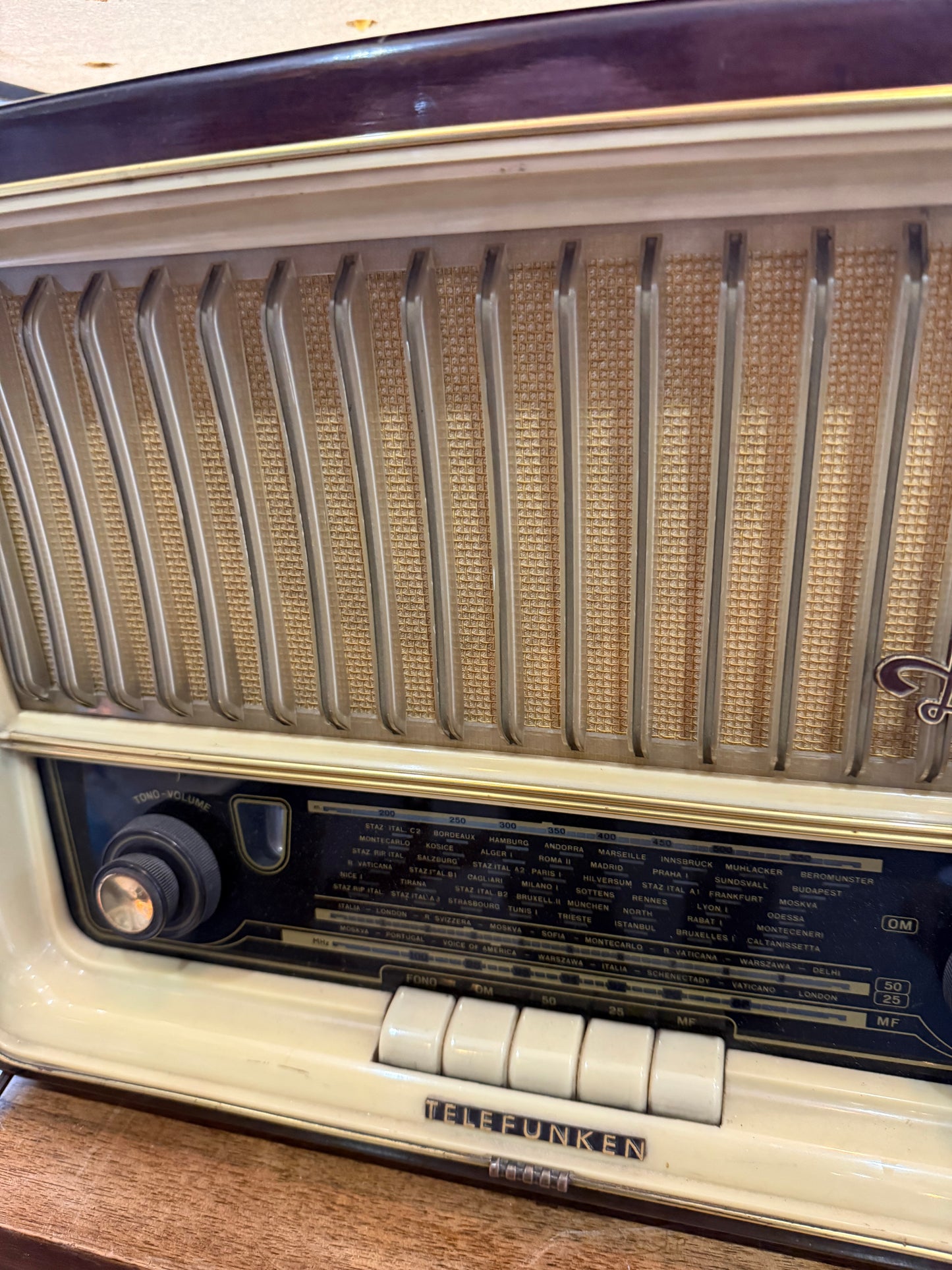 Radio à lampes Telefunken Domino – Bois & Bakélite – Années 50