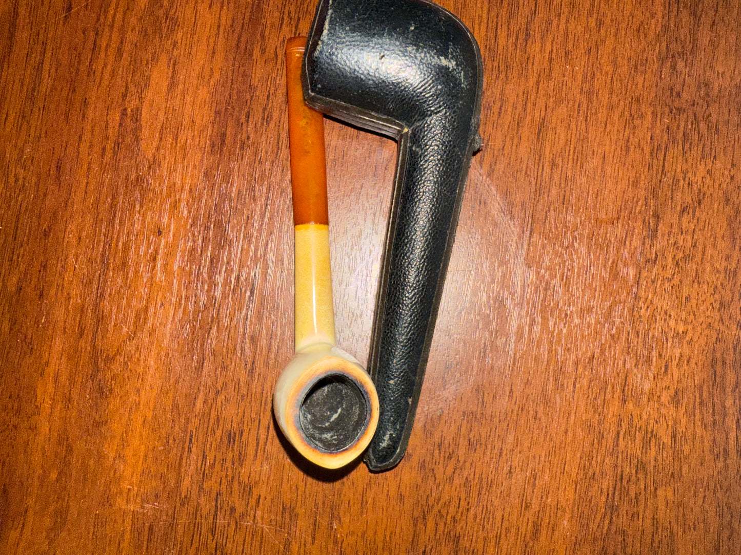 Pipe en écume de mer dans son écrin d’origine estampillée “Fabrication Parisienne C.C. Paris”.