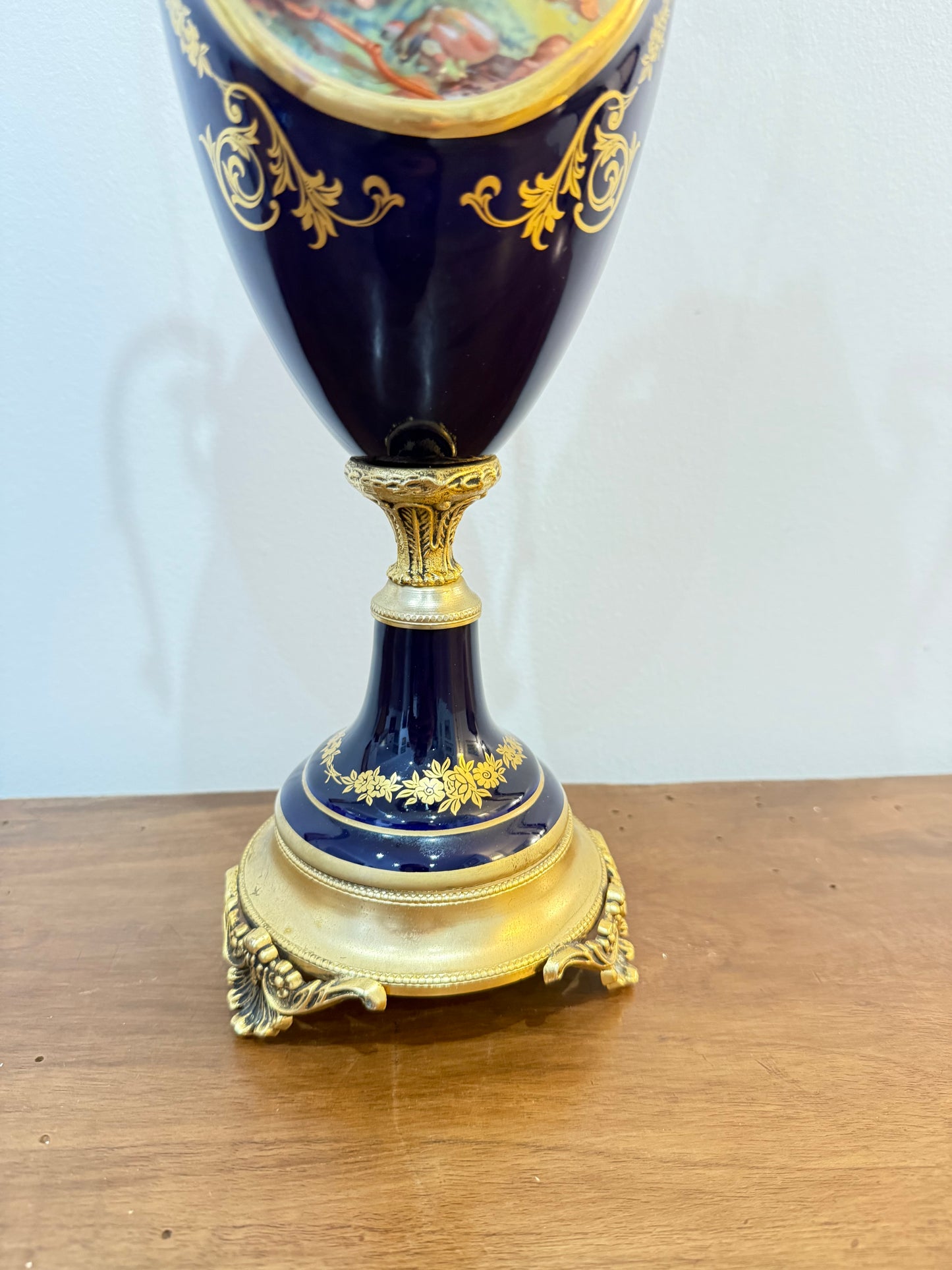 Grand vase couvert en porcelaine bleu cobalt de style Sèvres – Décor romantique – 47 cm