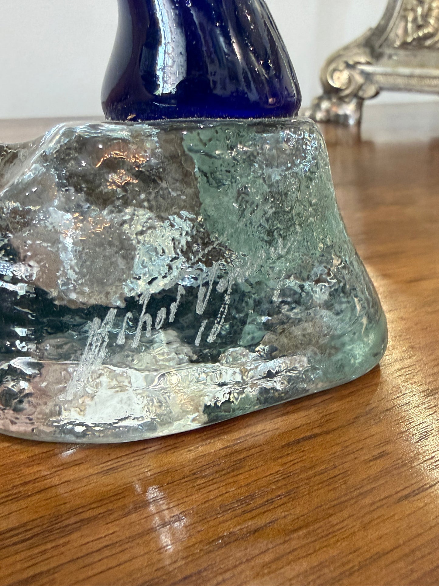 Sculpture / Soliflore en verre soufflé bleu cobalt signé – Travail artistique vintage – H. 32 cm