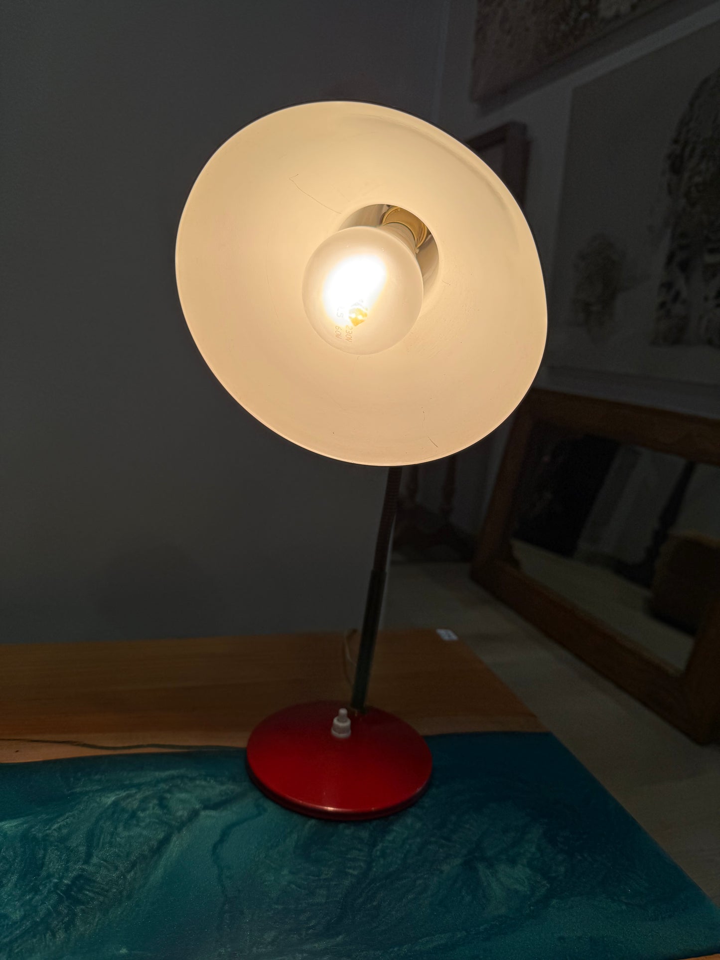 Lampe de bureau vintage Aluminor rouge – Design années 70