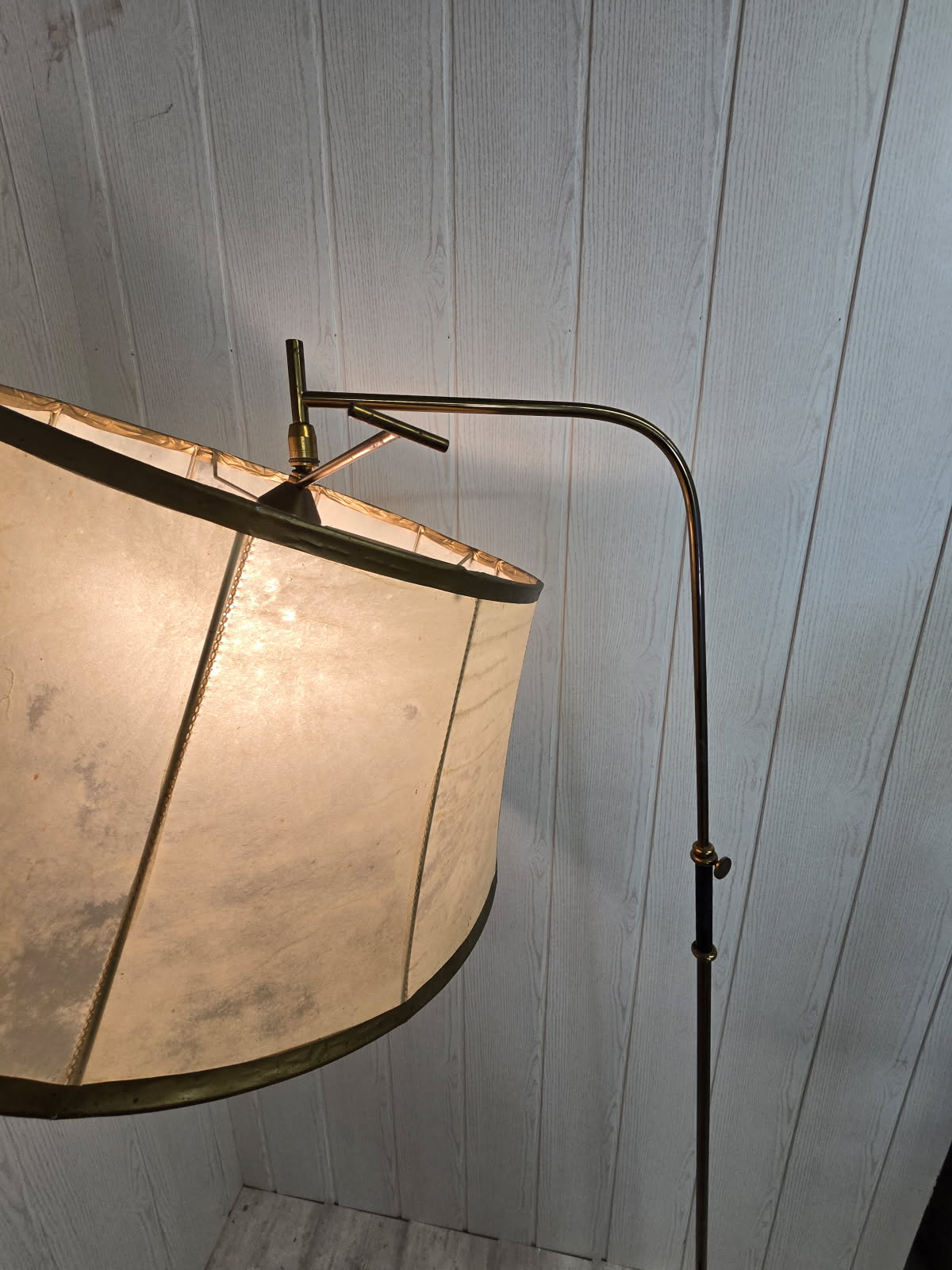 Lampadaire pendulaire Maison Lunel – Années 50 – Abat-jour en vessie de porc