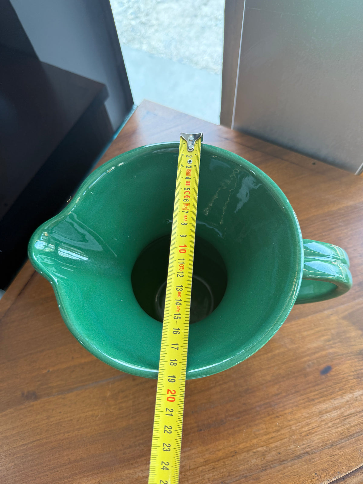 pichet / Pot à eau monumental en faïence émaillée verte – HB Quimper, période Art Déco