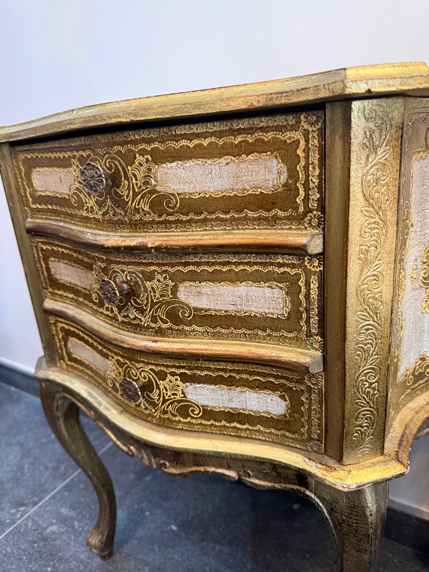 Petite commode galbée de style Louis XV en bois doré – 3 tiroirs