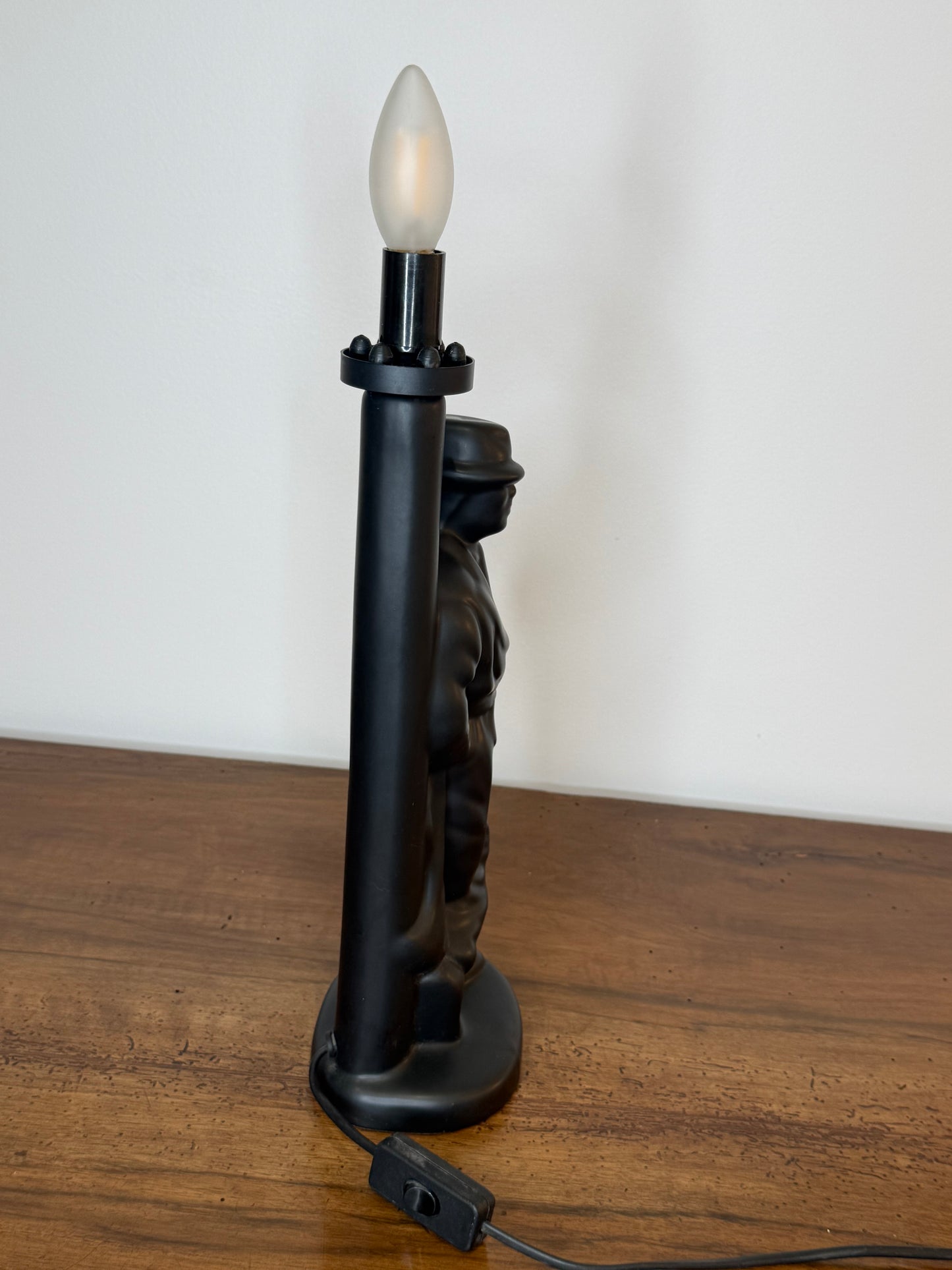 Lampe de table Art Déco en céramique noire – Personnage stylisé – 50 cm