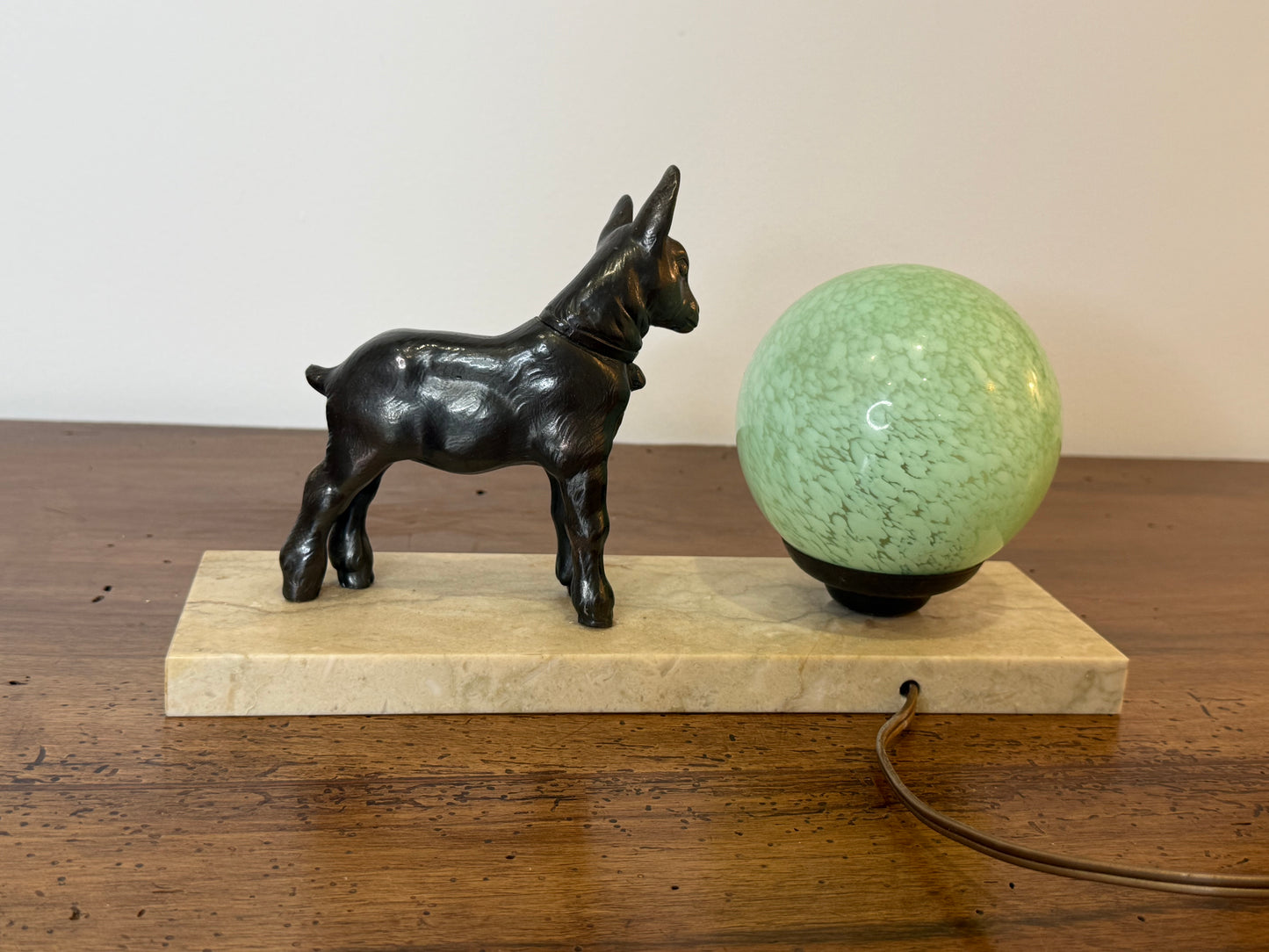 Lampe Art Déco “Faon” en régule et globe en verre – Socle en marbre