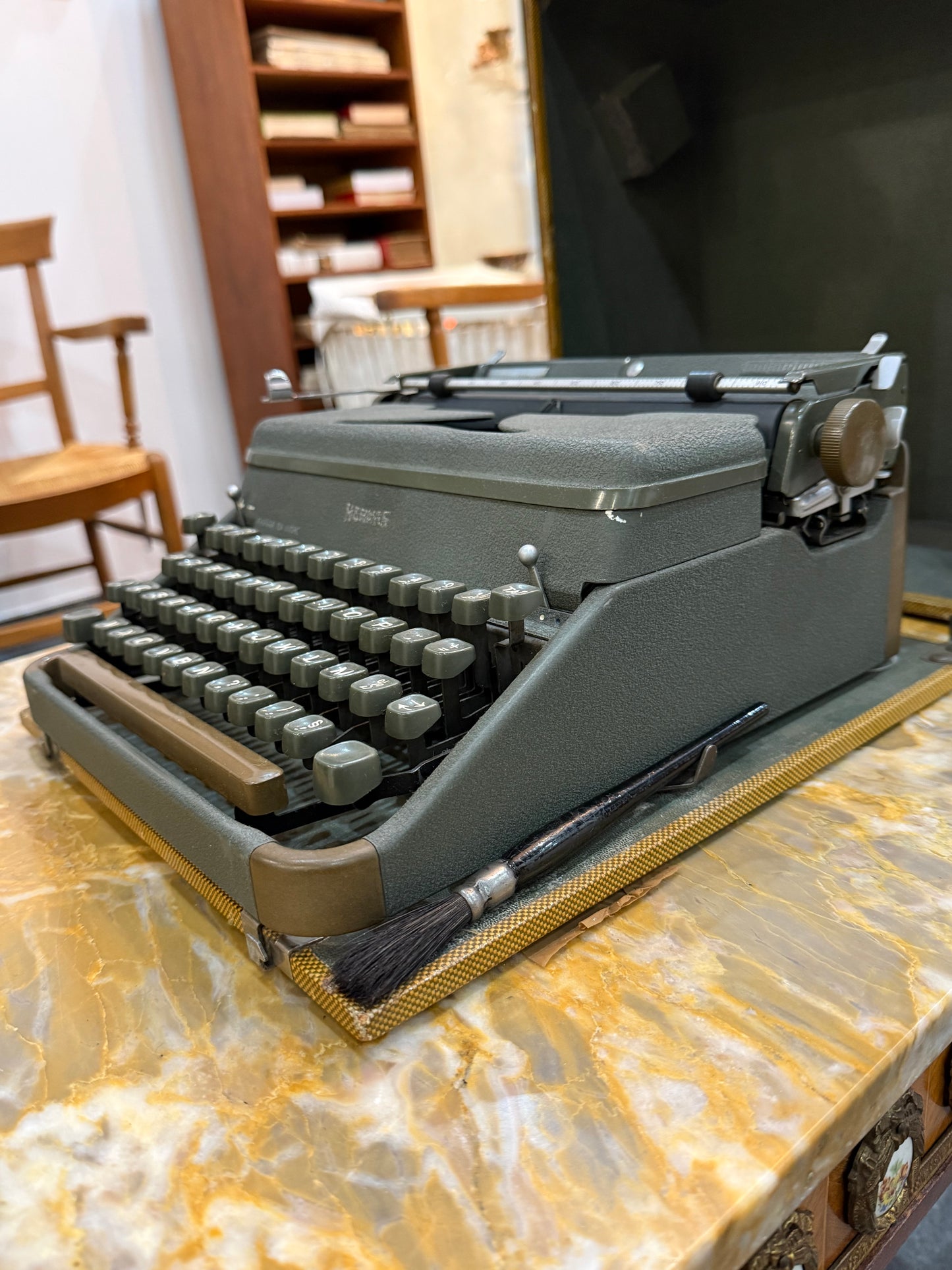 Machine à écrire vintage HERMES – Fabriquée en Suisse – Clavier AZERTY – Années 1950/1960