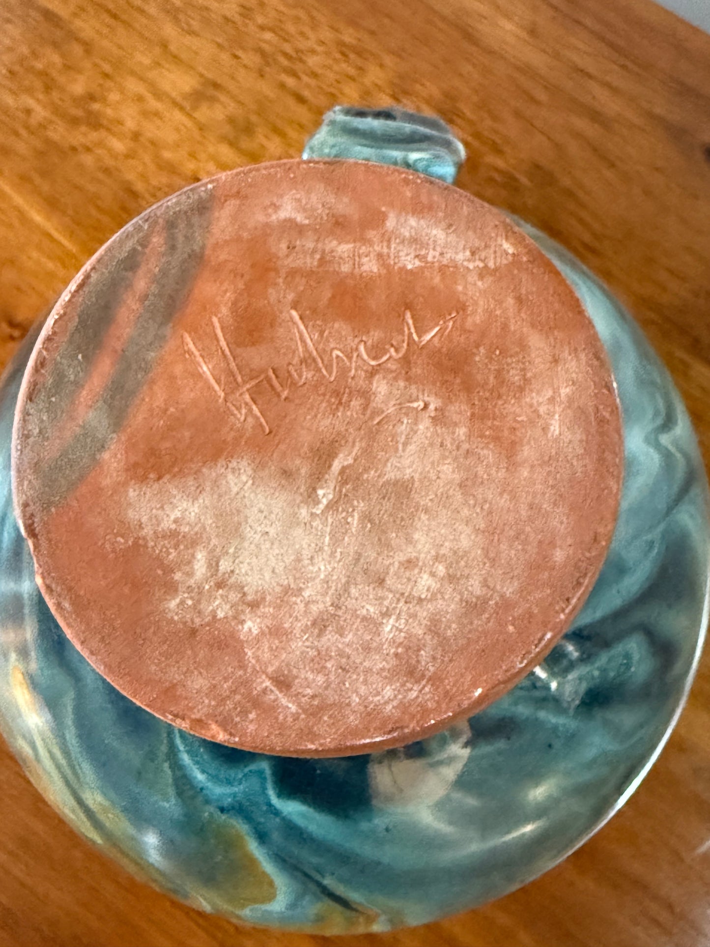 Pichet / Vase en céramique flammée signé – Décor marbré bleu et ocre – H. 24 cm