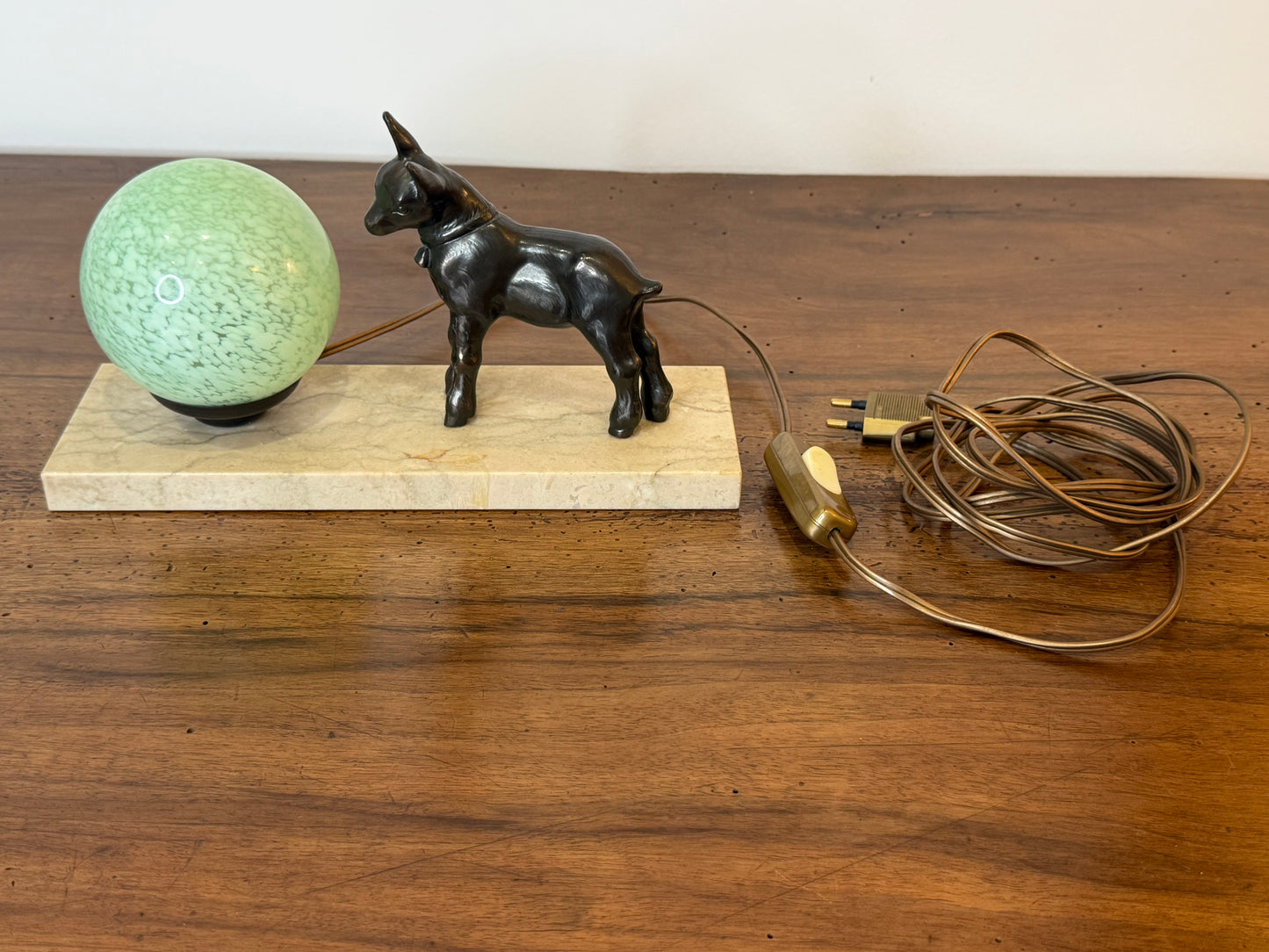 Lampe Art Déco “Faon” en régule et globe en verre – Socle en marbre
