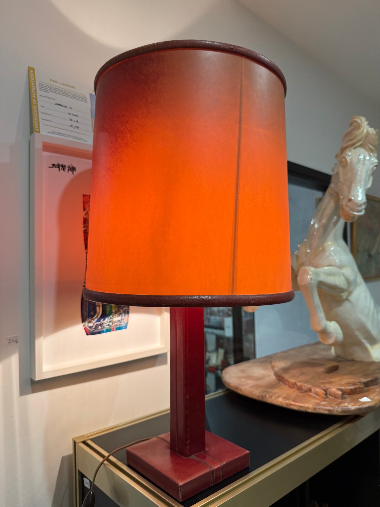 Lampe de table LE TANNEUR en cuir bordeaux – Design français – 65 cm